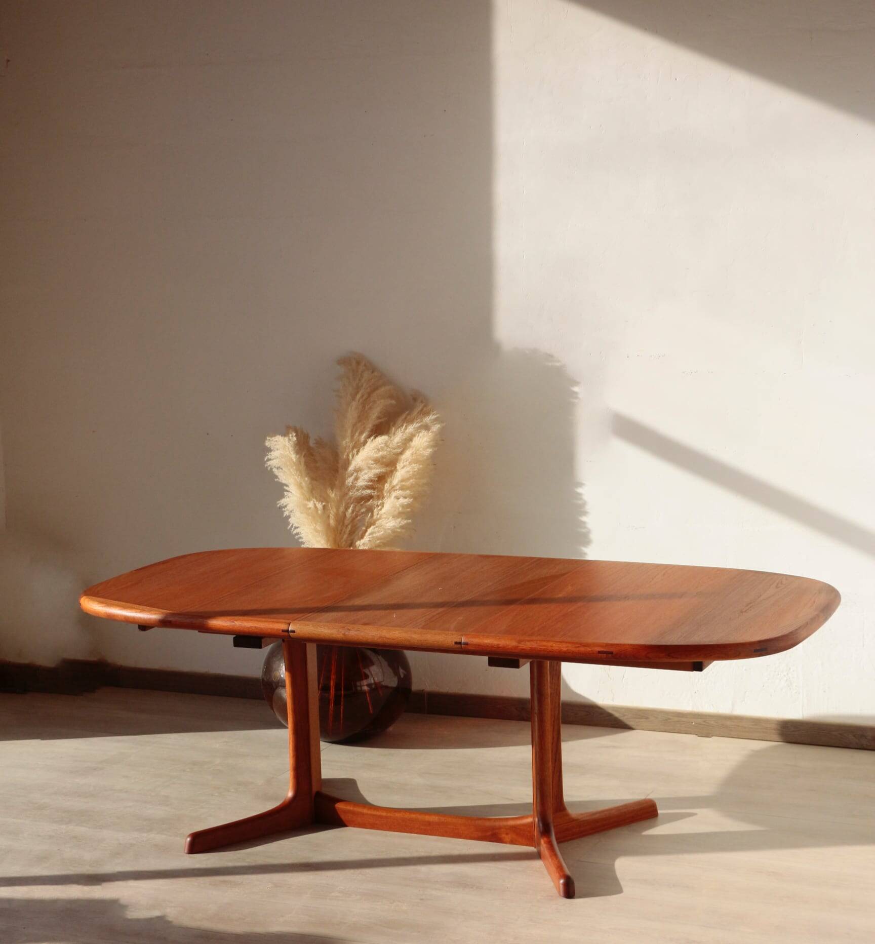 Vintage Dyrlund dining table in teak – the excellence of Danish design.