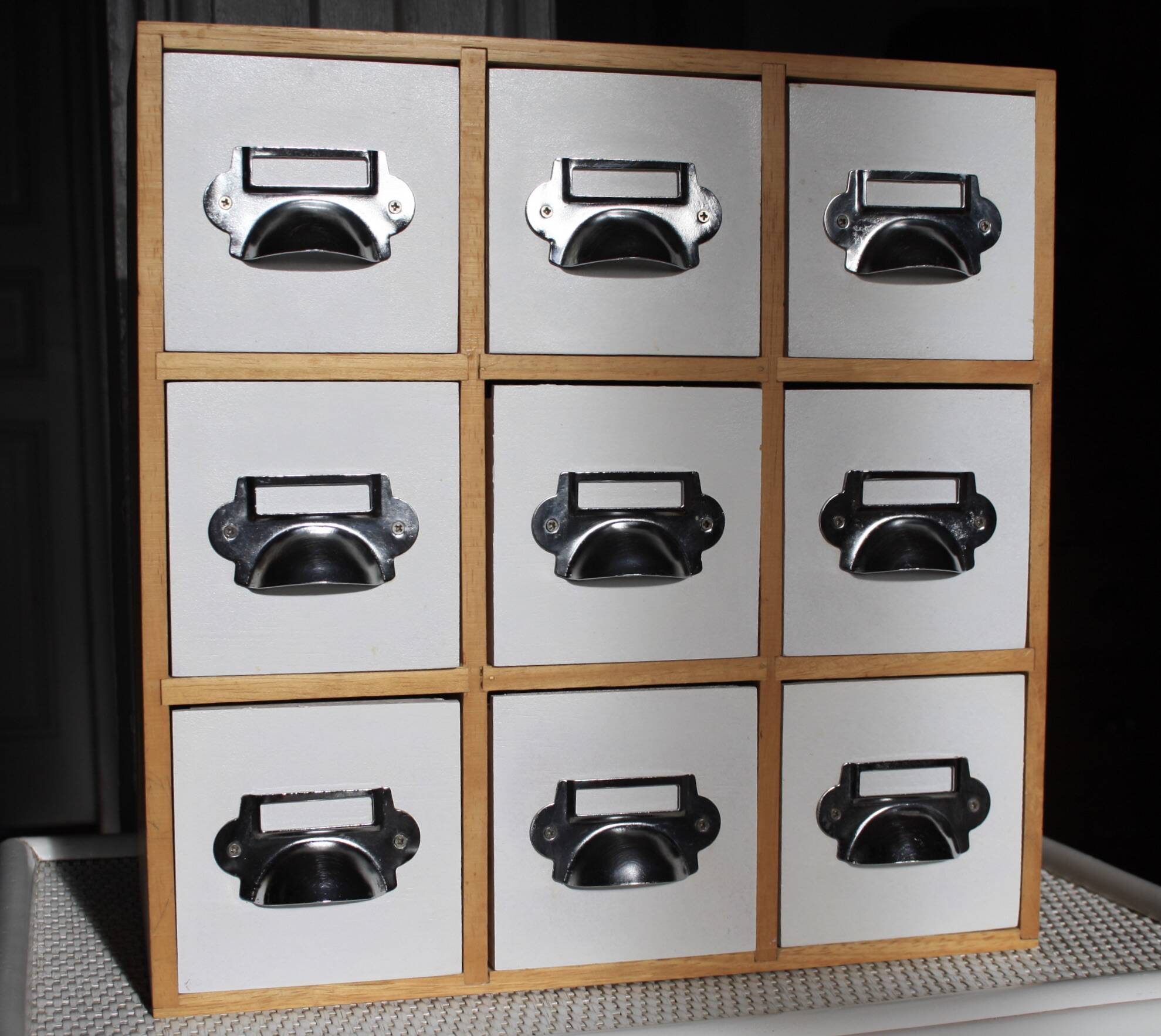 Small storage unit with drawers