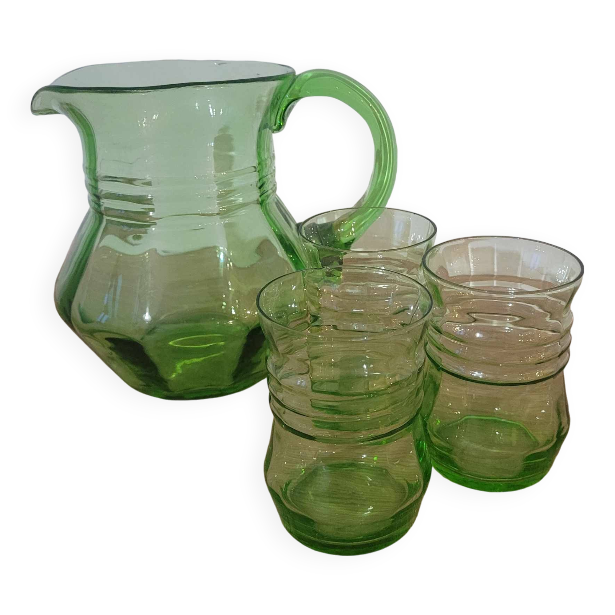 Carafe en verre soufflé vert + 3 verres offerts