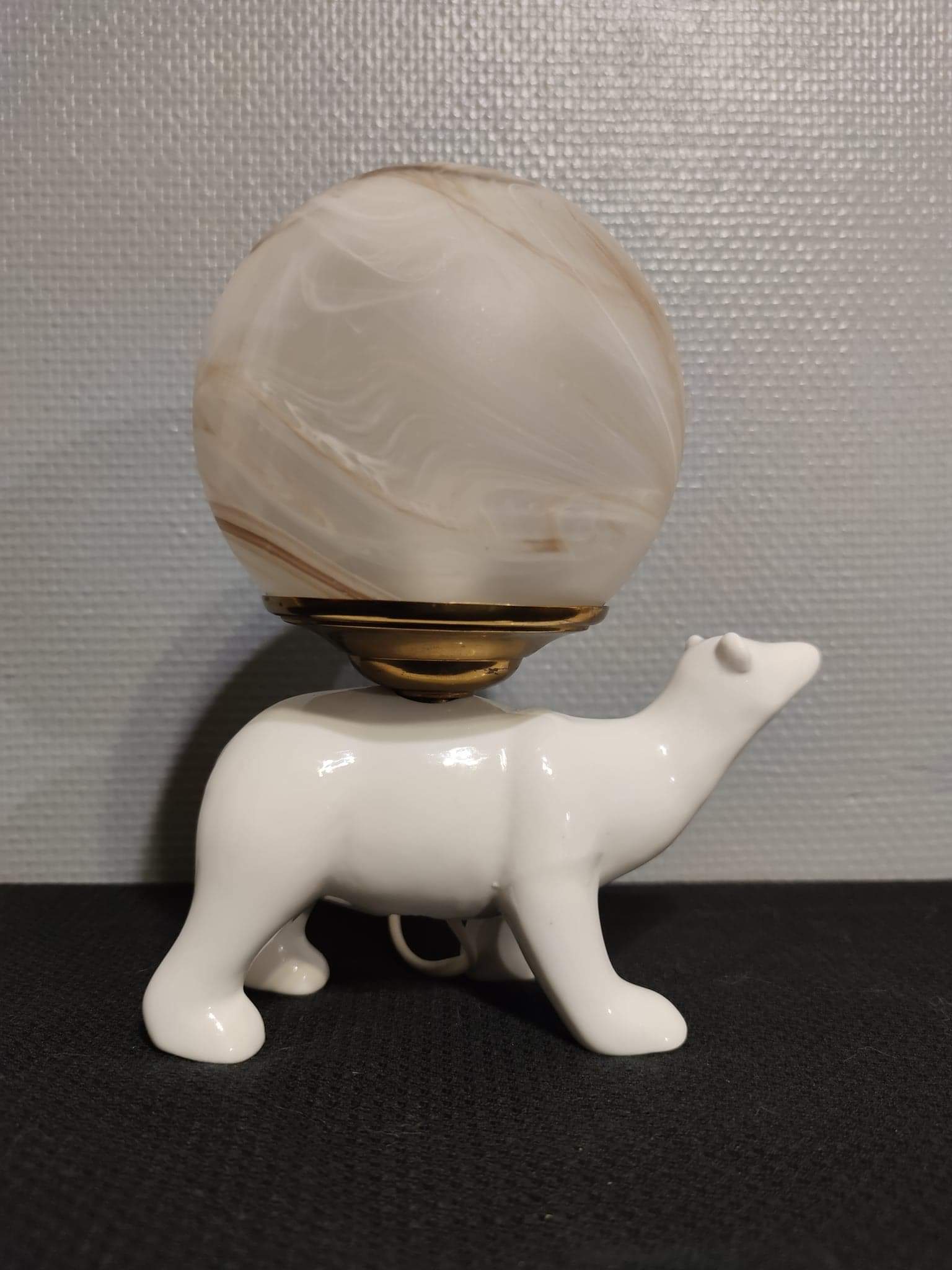 Lampe ours en céramique blanche et globe opaline