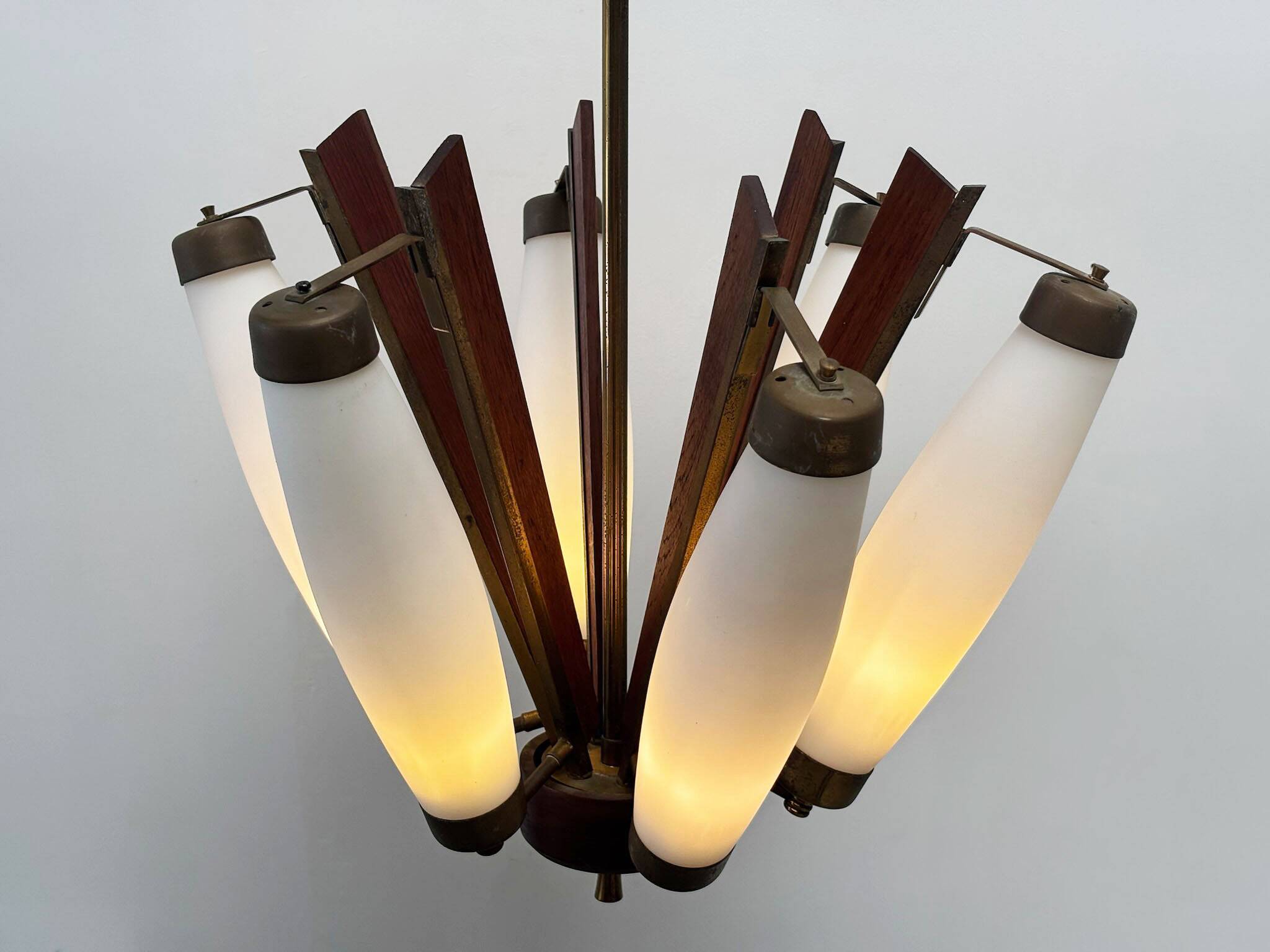 Lustre italien en teck et laiton