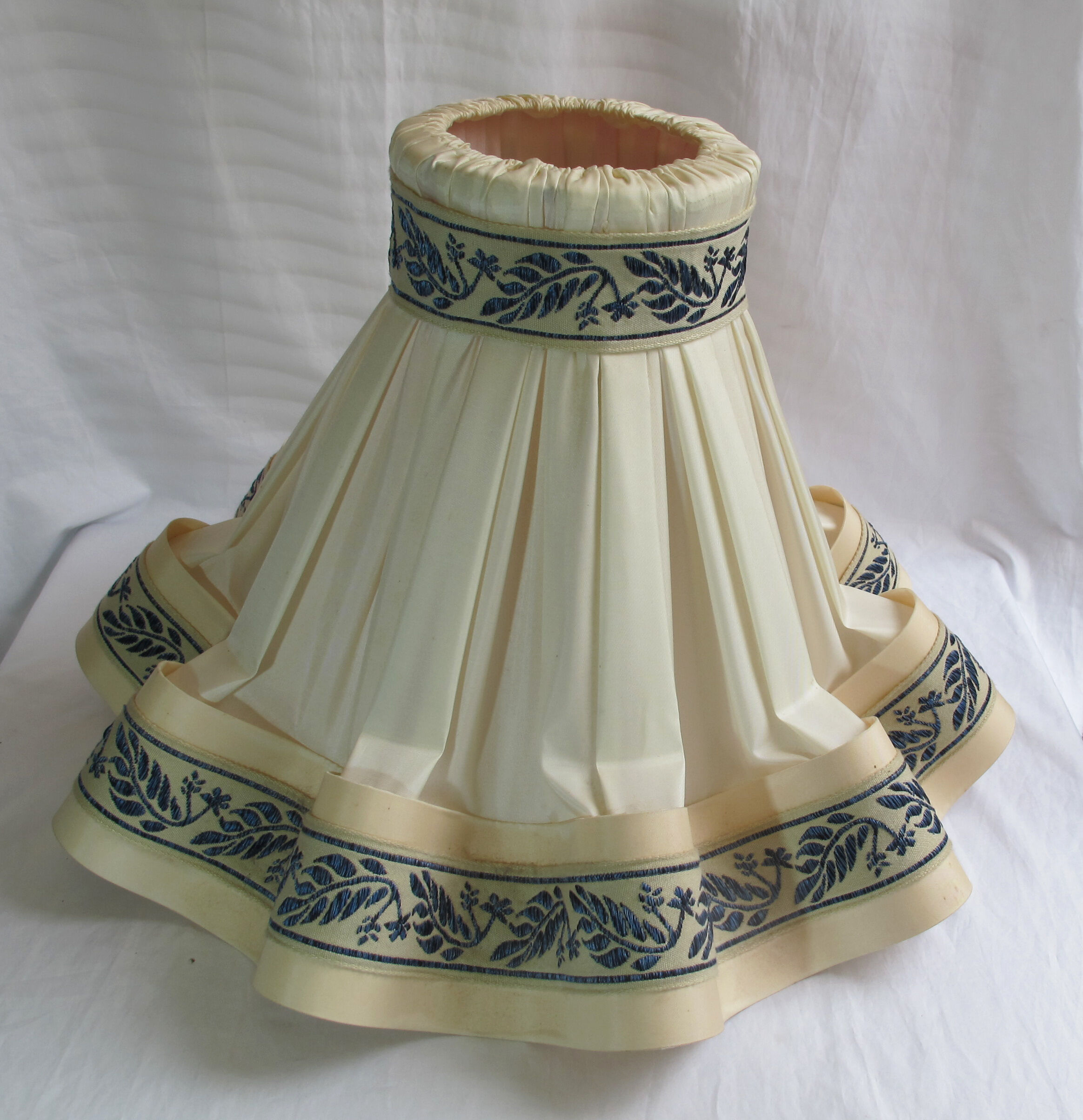 Lampshade in fabric and embroidery