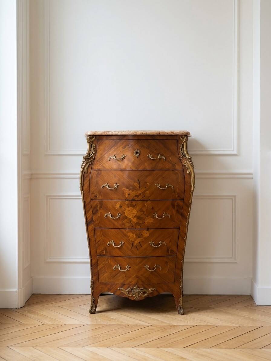 Chiffonnier galbé Louis XV en bois de rose et marbre beige