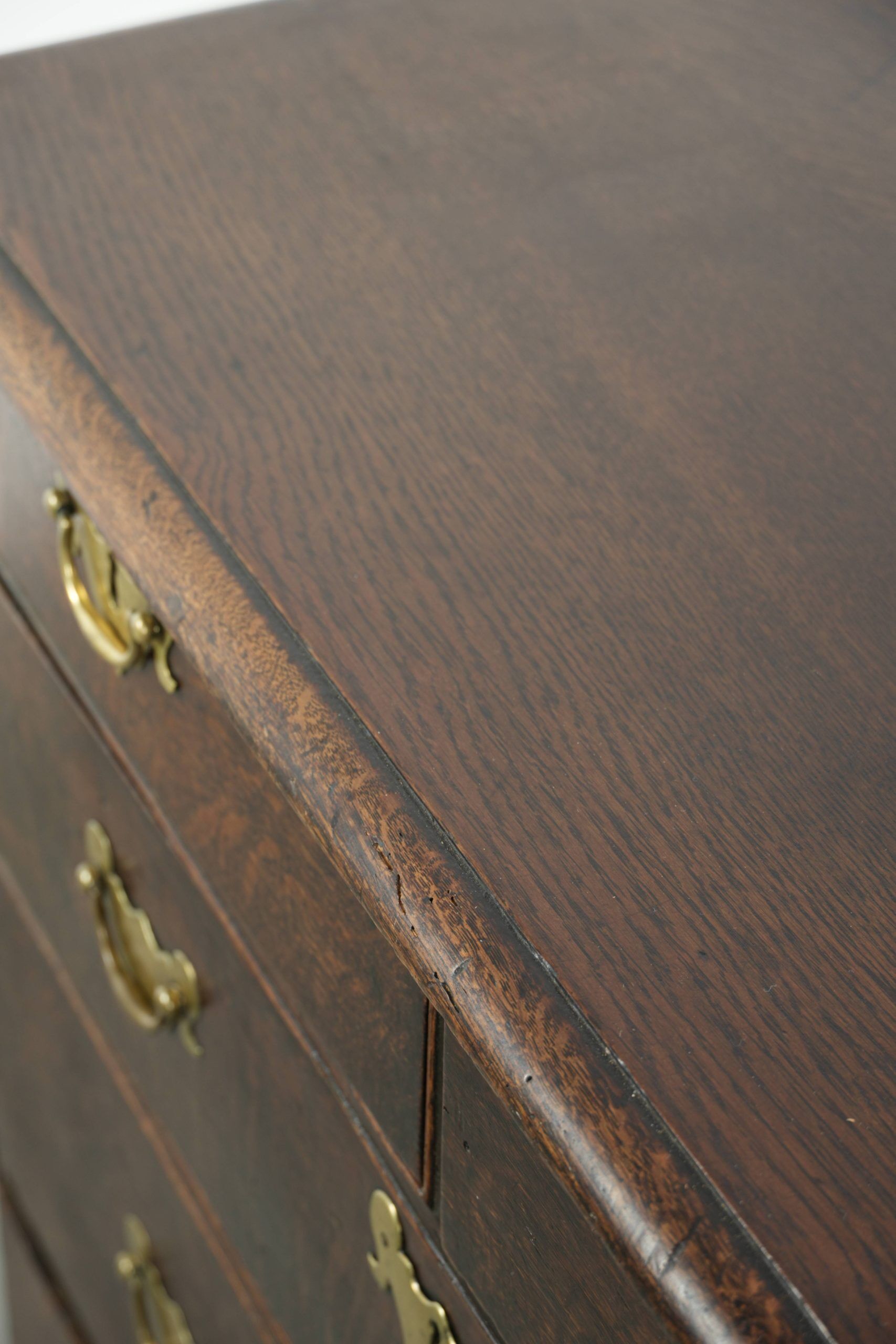 Commode en chêne anglais antique de la fin du XVIIIe siècle.