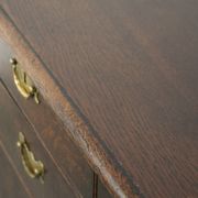Commode en chêne anglais antique de la fin du XVIIIe siècle.