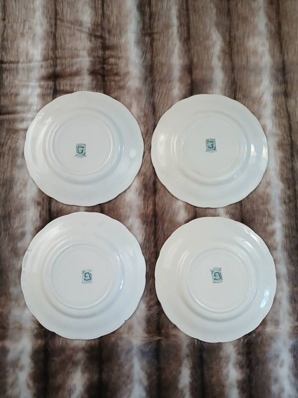 8 assiettes à dessert anciennes en Terre de fer