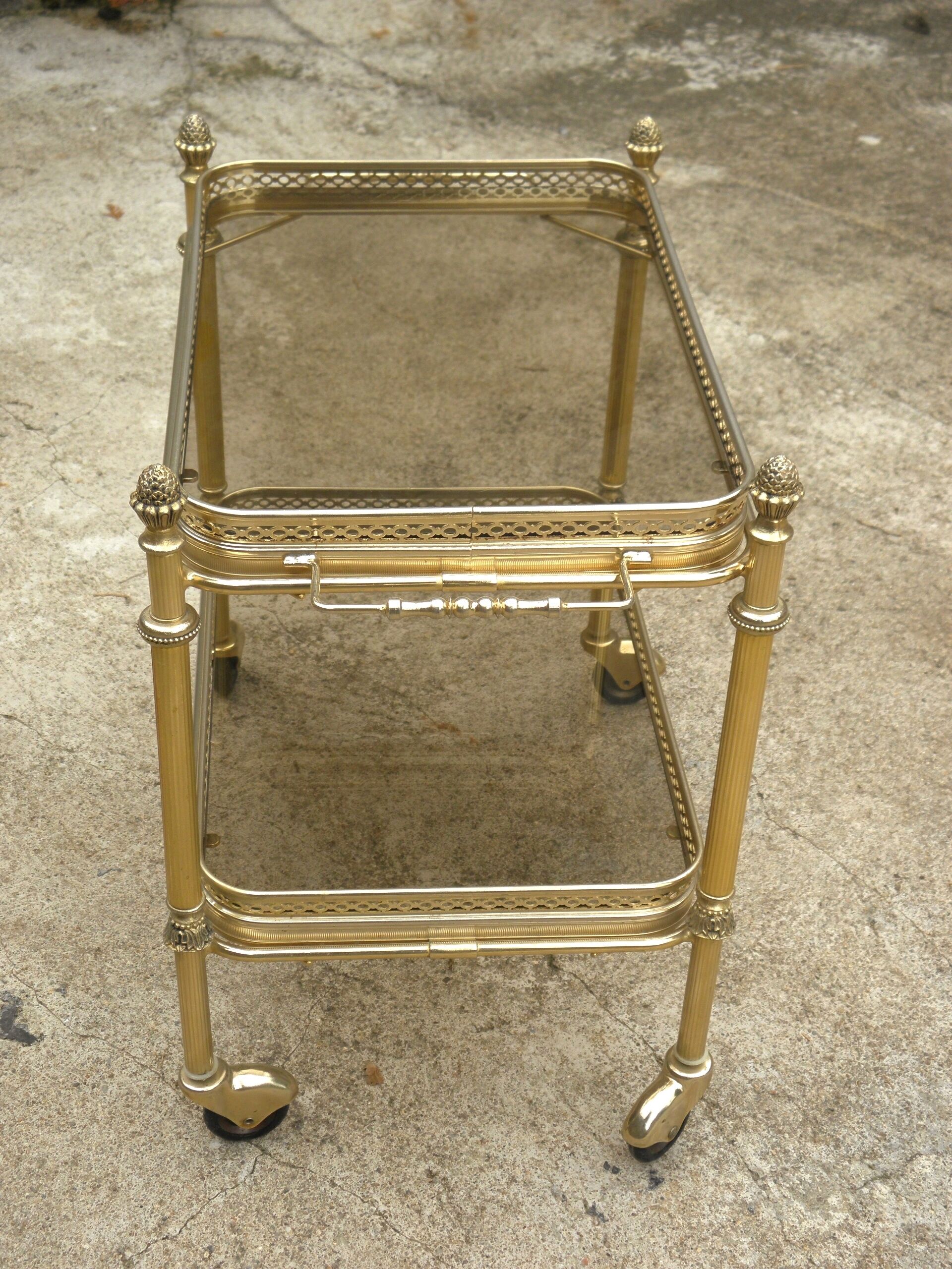 Rolling dessert in gold metal