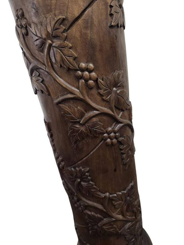 Colonne en bois vintage avec sculpture