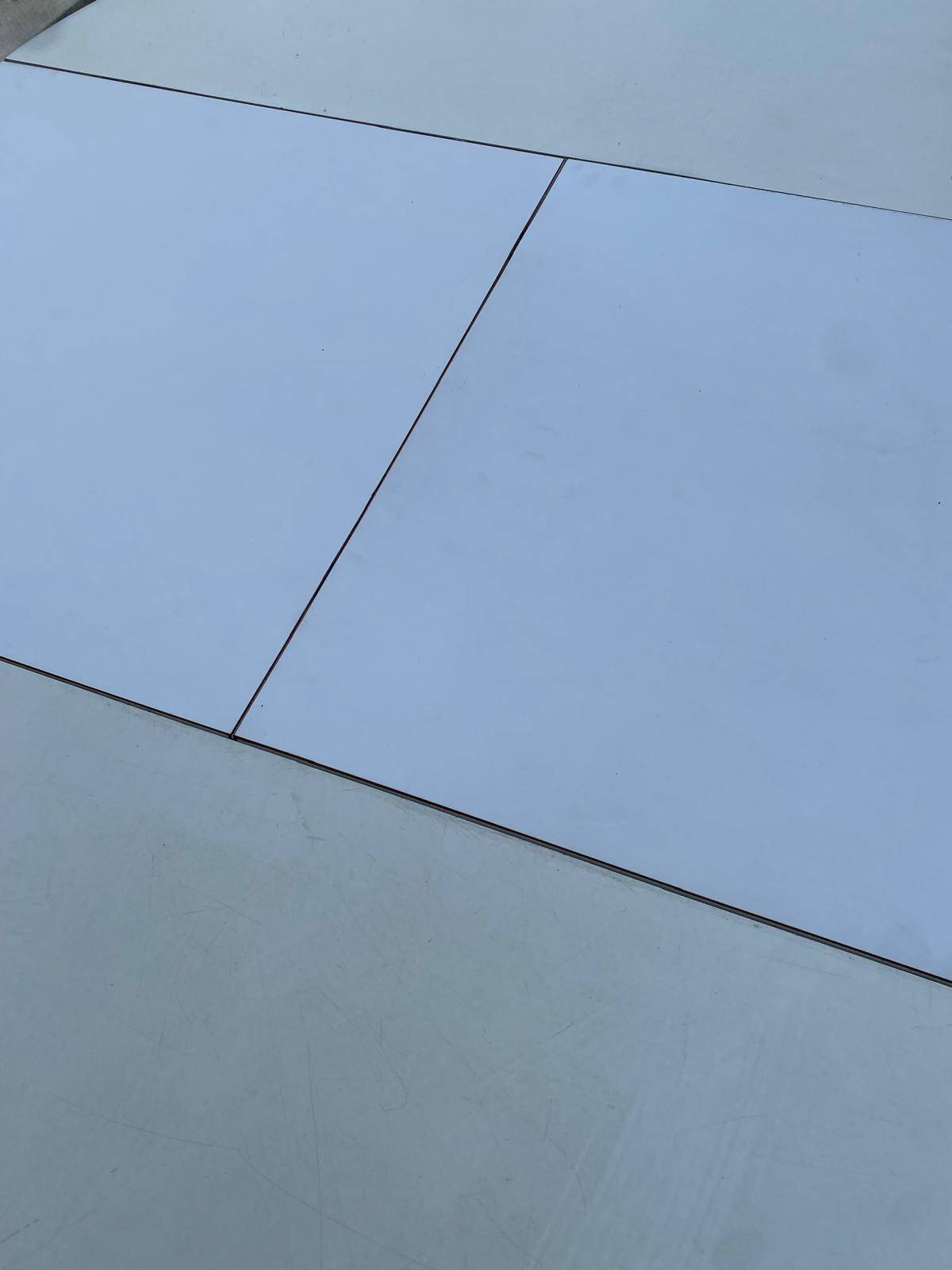 White dining table with a central pedestal, extendable, from the 1970s.