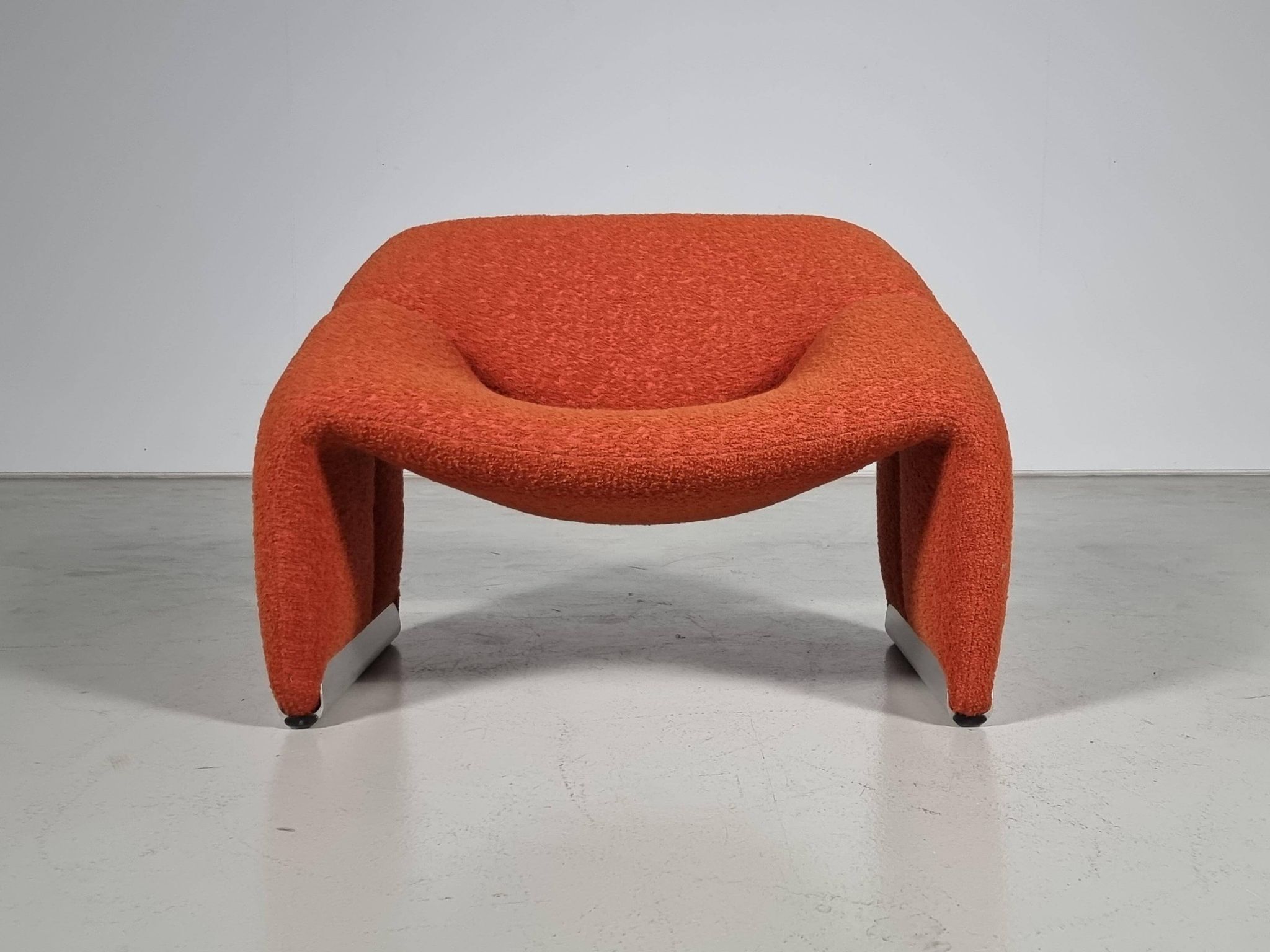 F598 Groovy 'M' chaise in orange/red bouclette by Pierre Paulin for Artifort, 1980