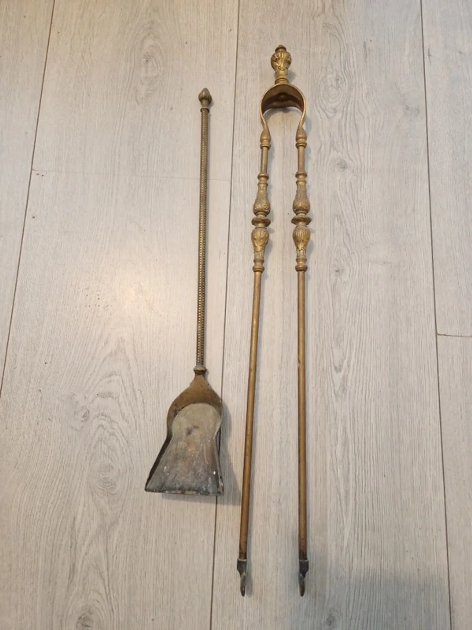 Fireplace servant: shovel and tongs in bronze, Louis XVI style, late 19th century.