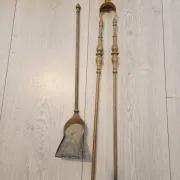 Fireplace servant: shovel and tongs in bronze, Louis XVI style, late 19th century.