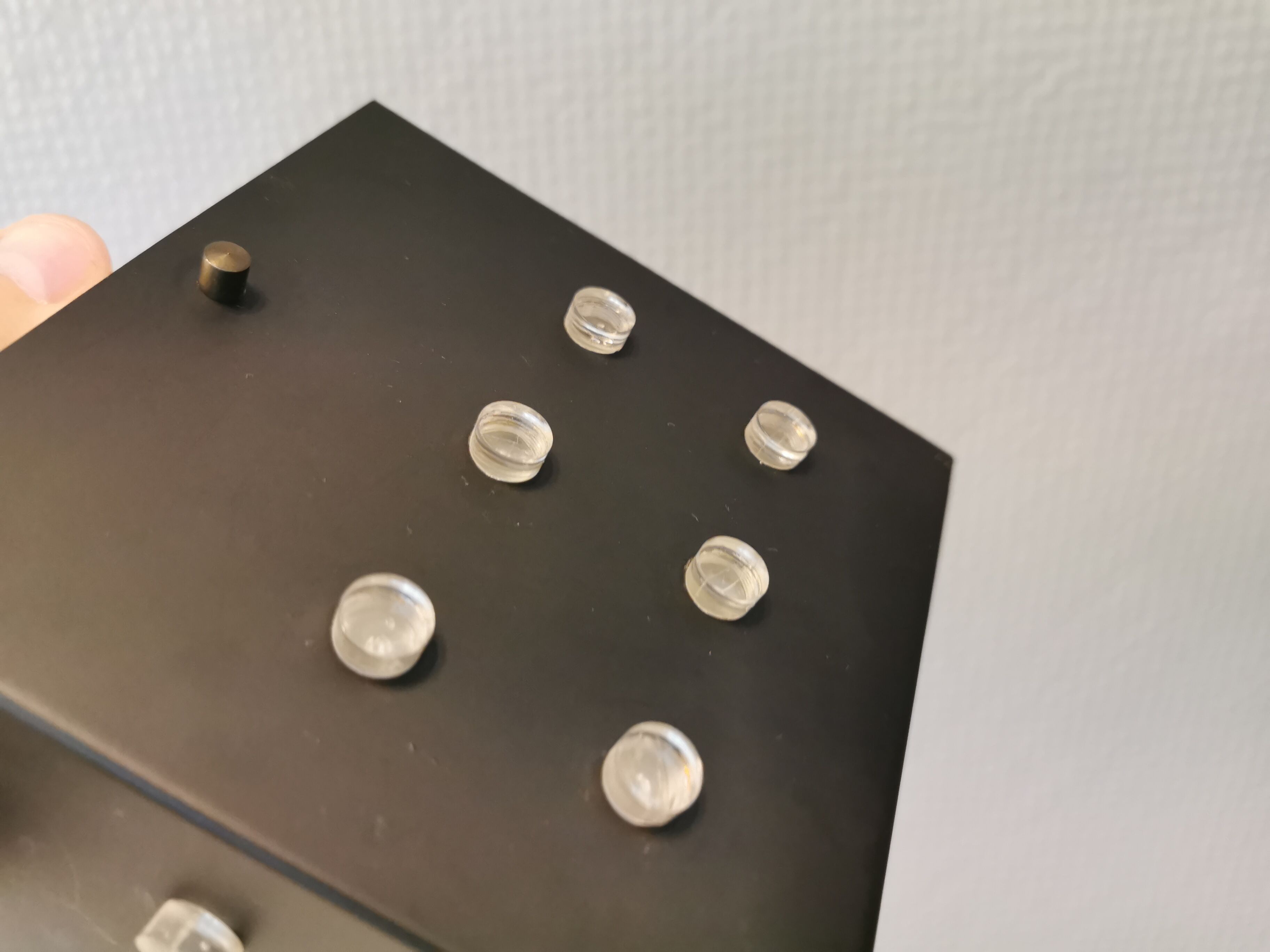 Lampe suspendue carrée de l’ère spatiale en métal laqué blanc et noir.