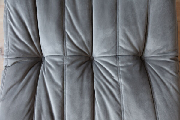 Chauffeuse et pouf Togo en velours gris modèle dessiné par Michel Ducaroy 1973