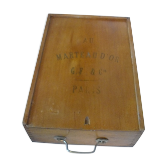 Caisse de rangement en bois marquée "au marteau d'or"