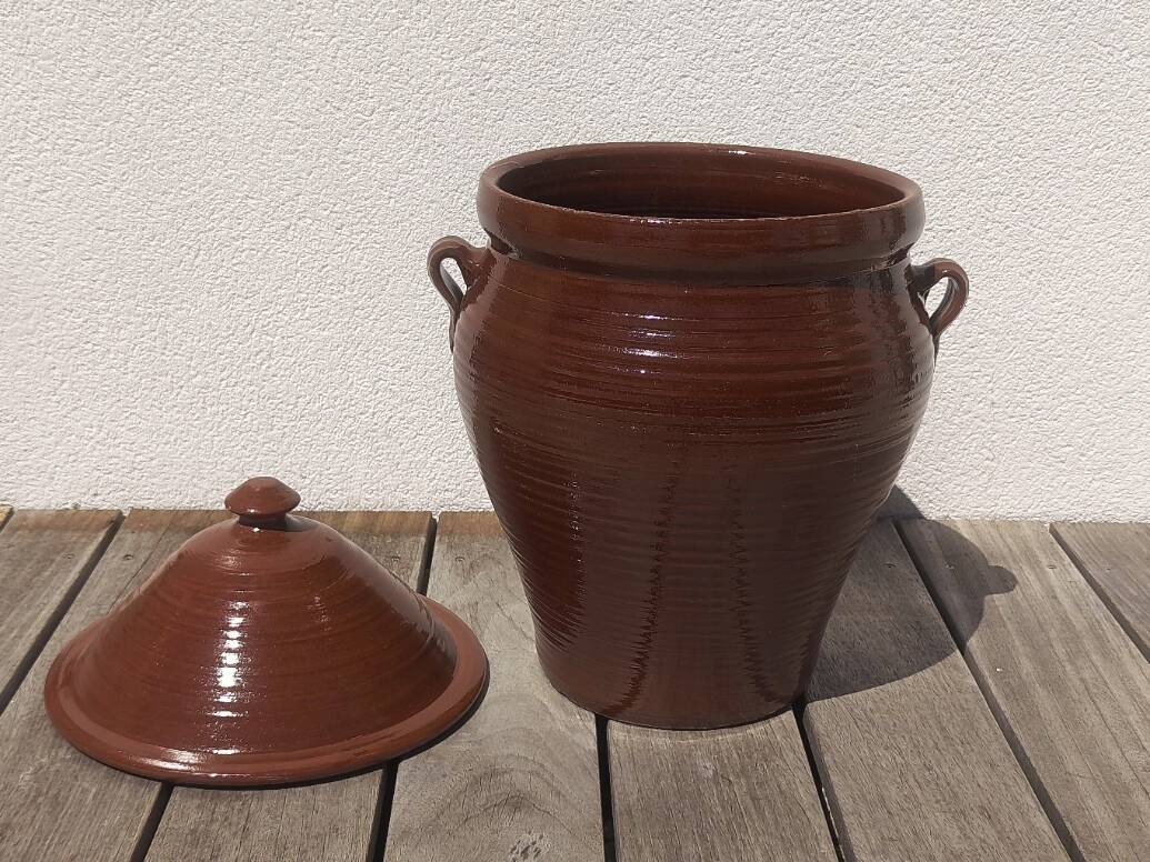 Large glazed terracotta jar, cognac colour with its lid.