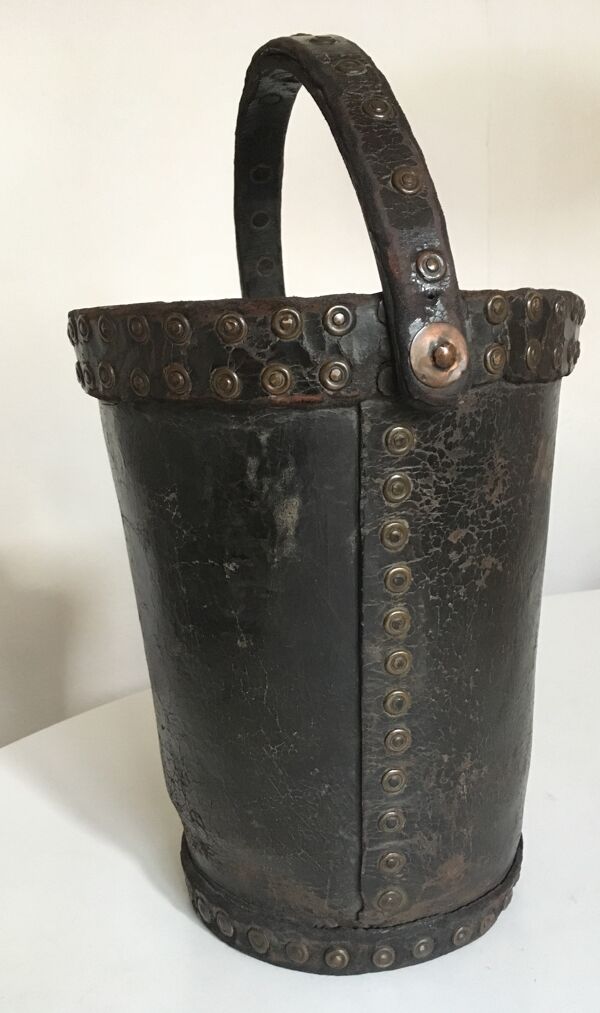 Corbeille à papier seau en cuir clouté brutaliste 1920