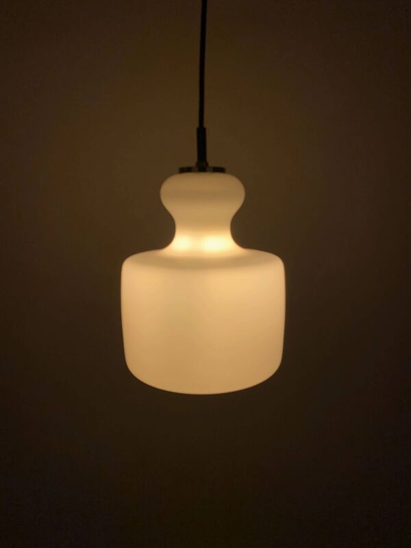 Suspension en verre blanc givré par Peill et Putzler 1960