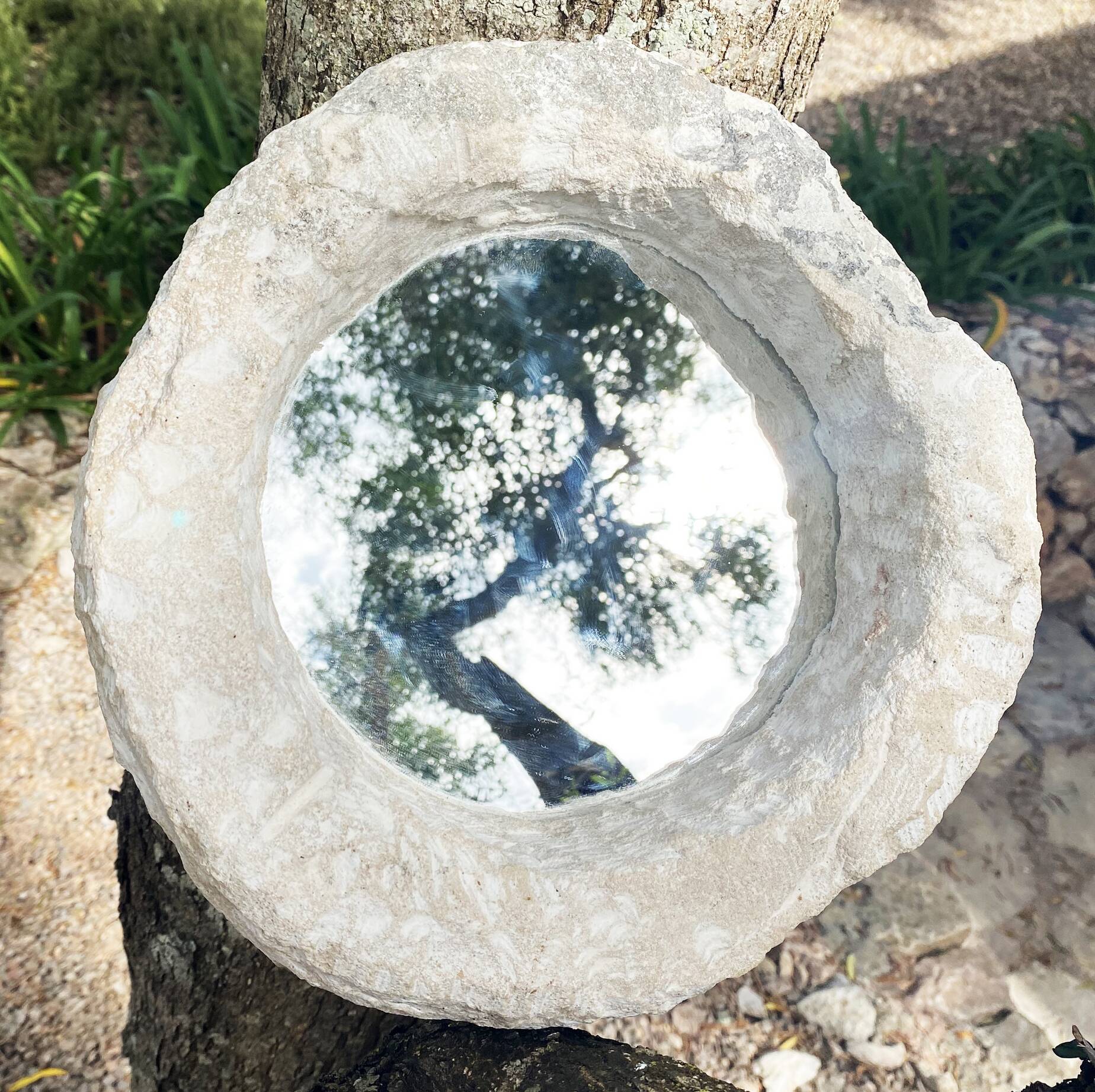 Monoxyle stone mirror
