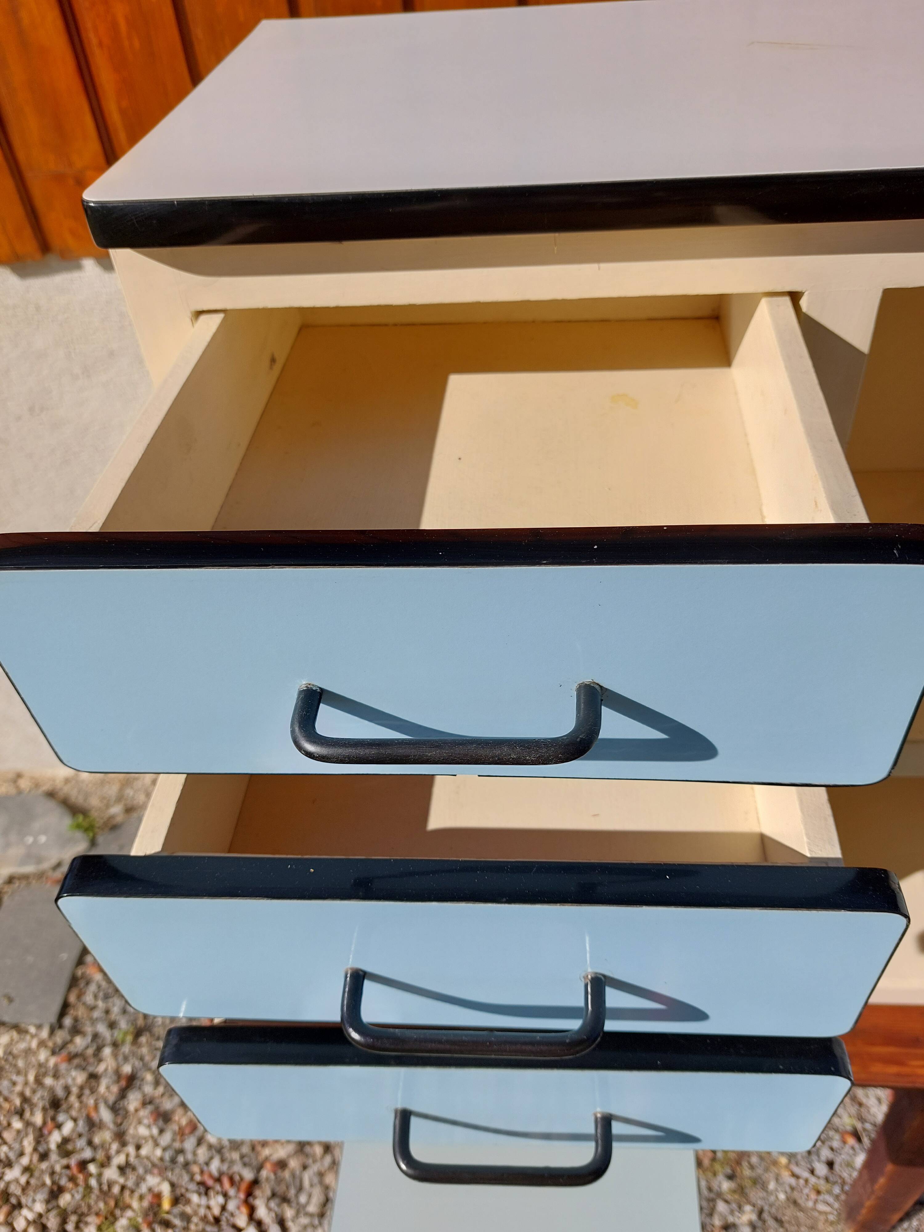 Closet in blue formica