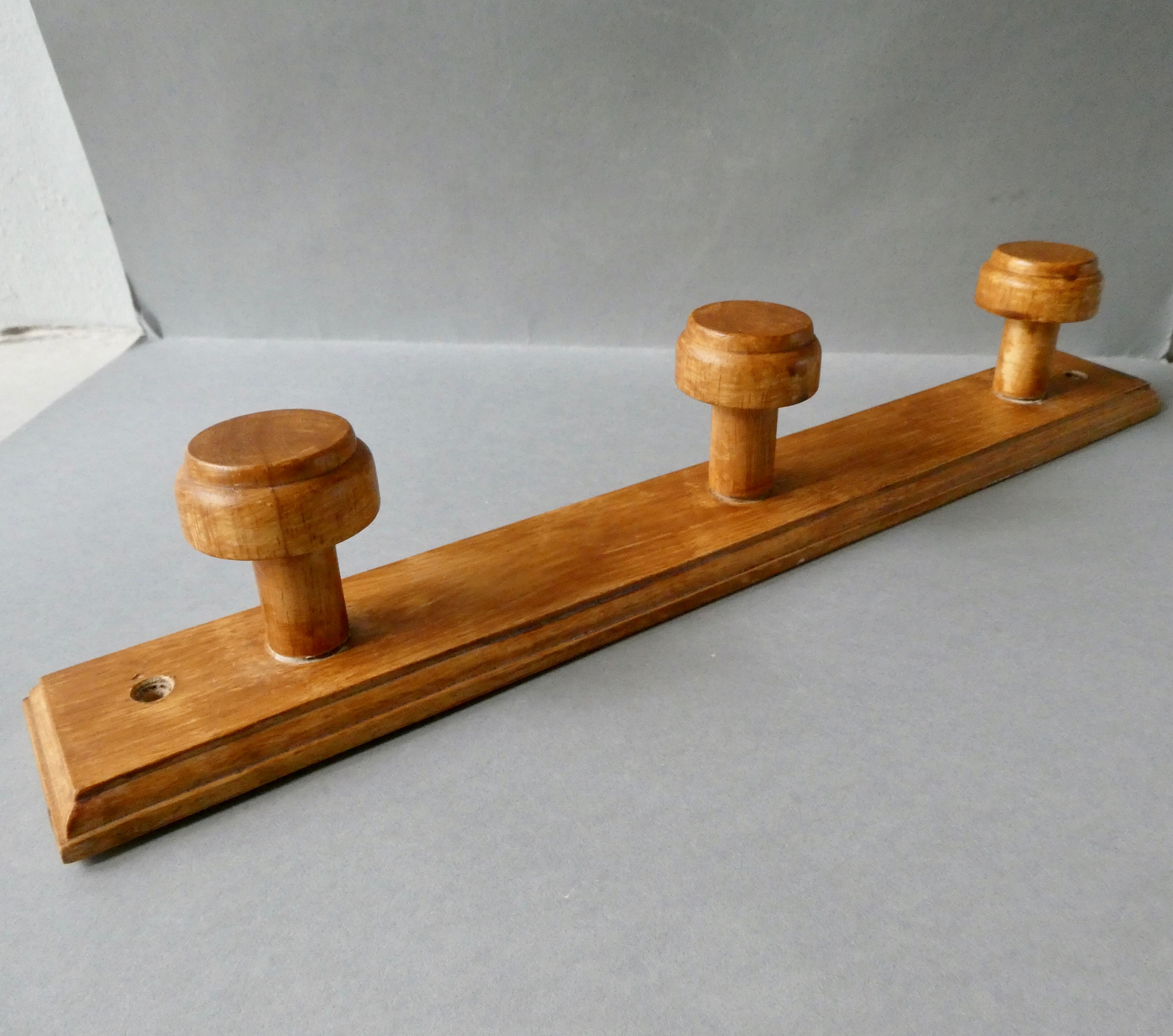 3-waddle wall doorower made of solid wood