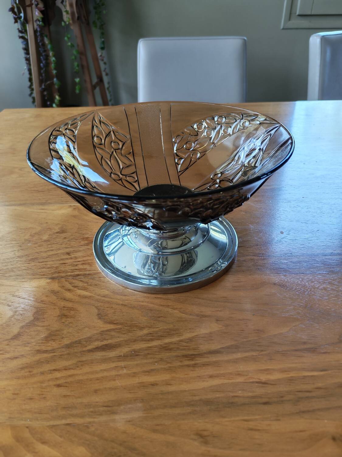 Art Deco bowl in moulded glass and chrome metal