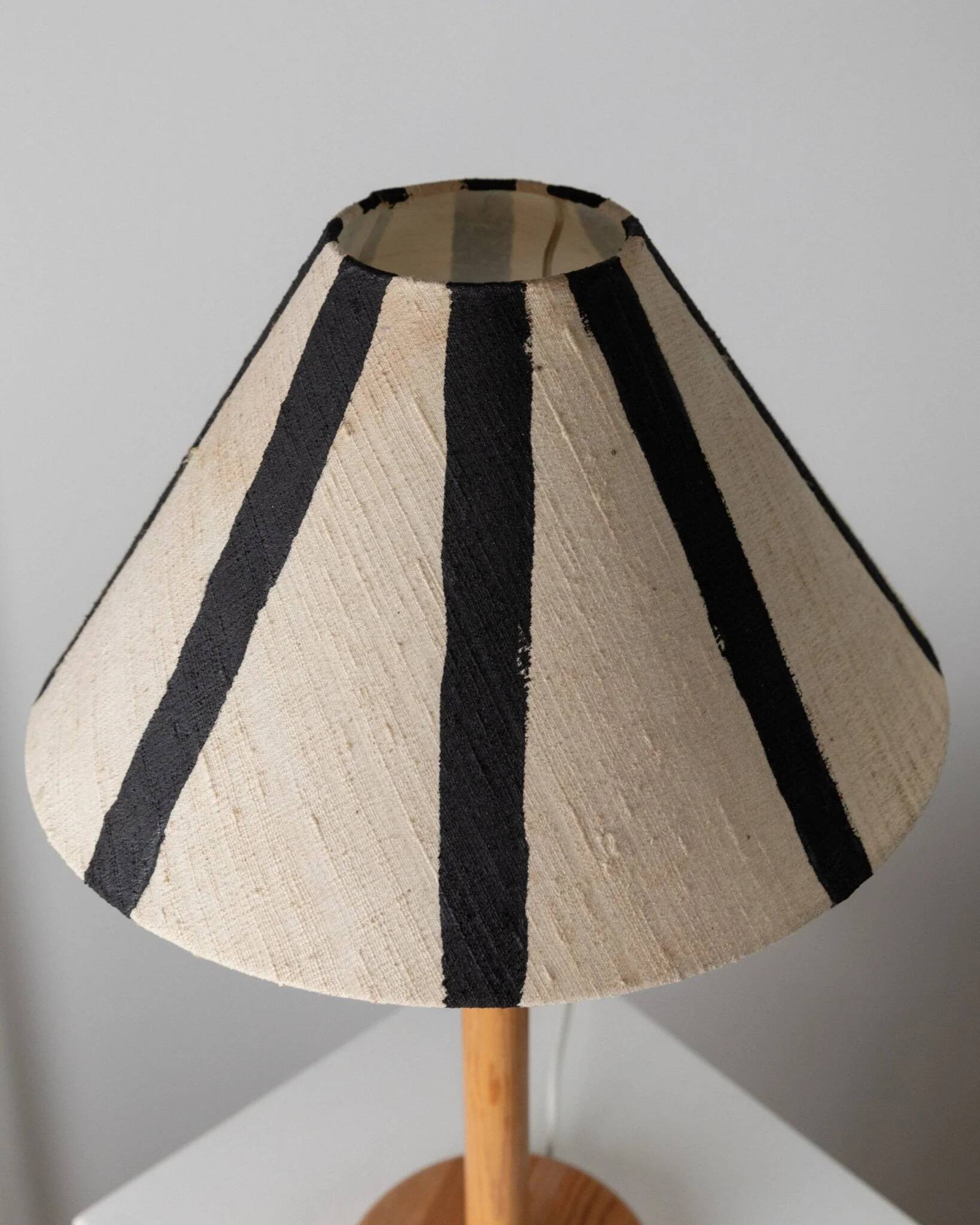 Lampe de table vintage Solbackens Svarveri 38B en bois de pin avec abat-jour en lin peint à la main – Beige