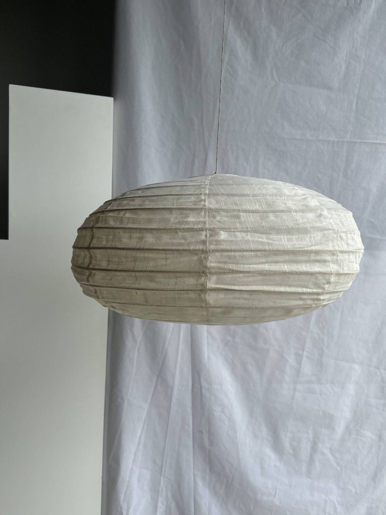 Large oval flat Japanese-style suspension in rattan and natural linen H35 D60.