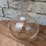 Ancienne carafe ronde en verre ciselé avec bouchon
