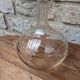 Ancienne carafe ronde en verre ciselé avec bouchon