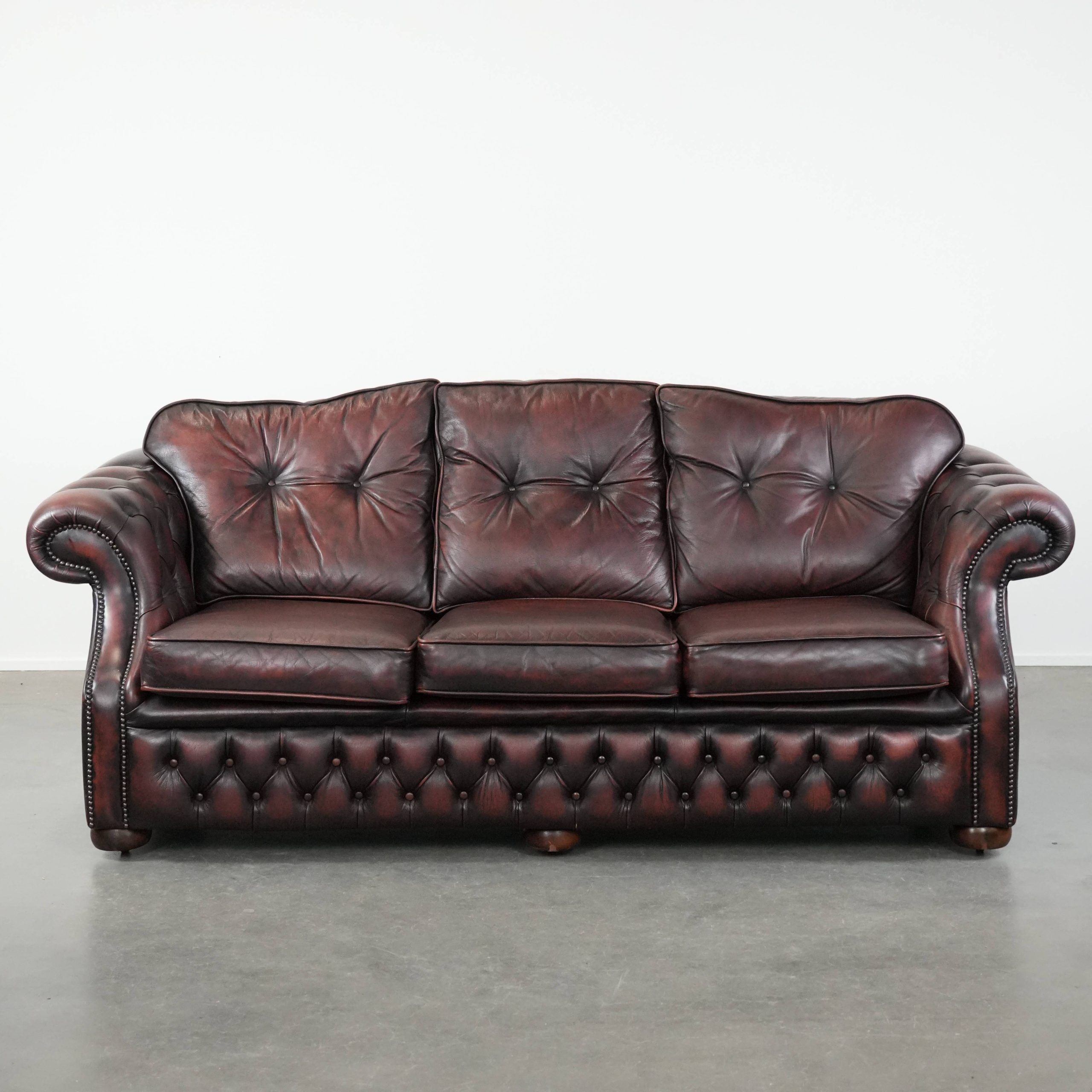 Red 2.5-seater Chesterfield sofa on wheels in English style