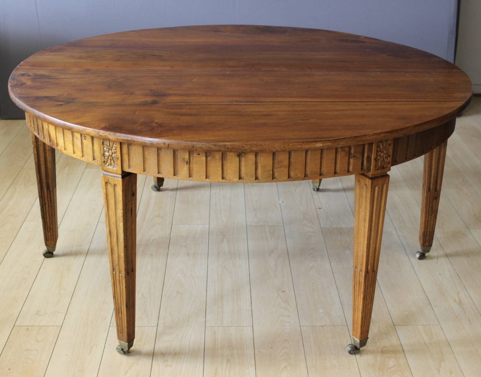 Louis XVI belt table with extensions in walnut, 19th century.