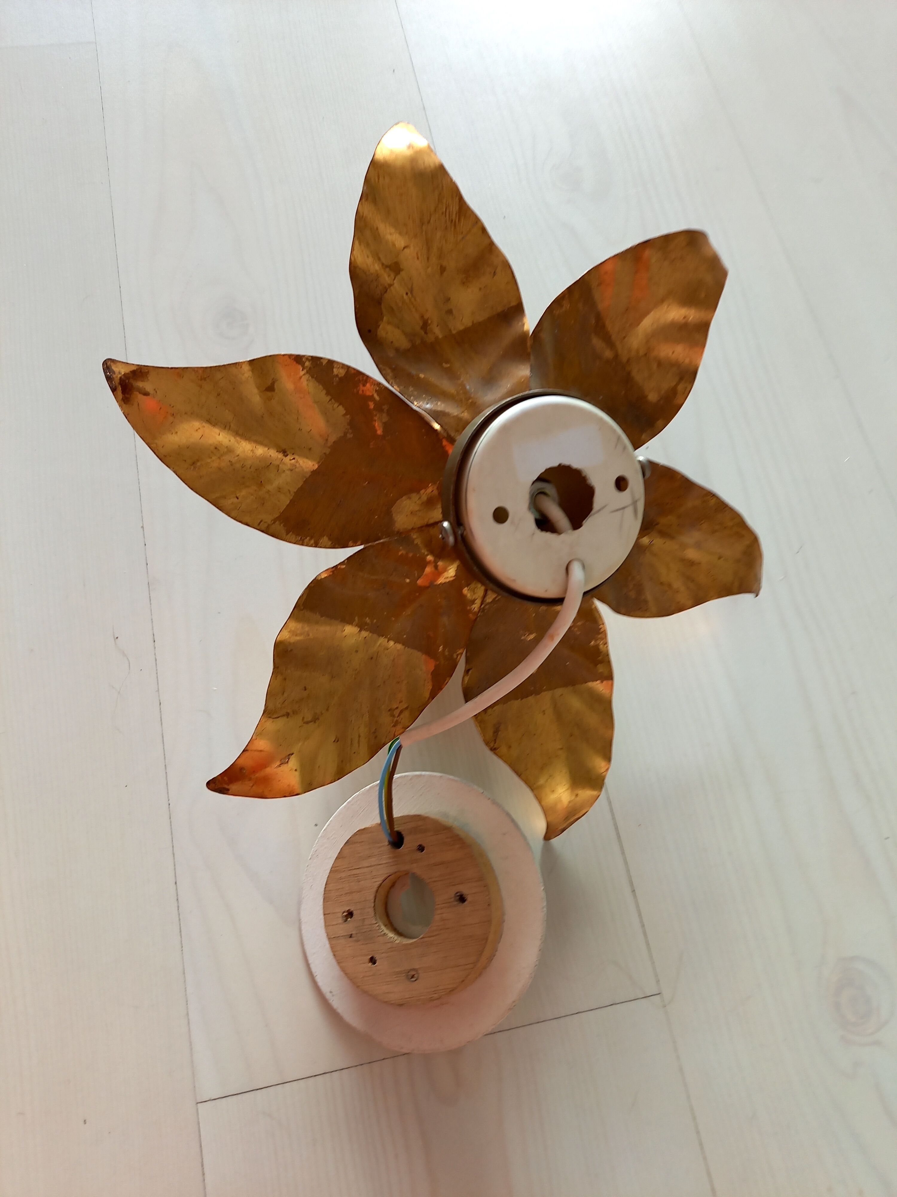 Applique ou plafonnier en métal doré fleur vintage