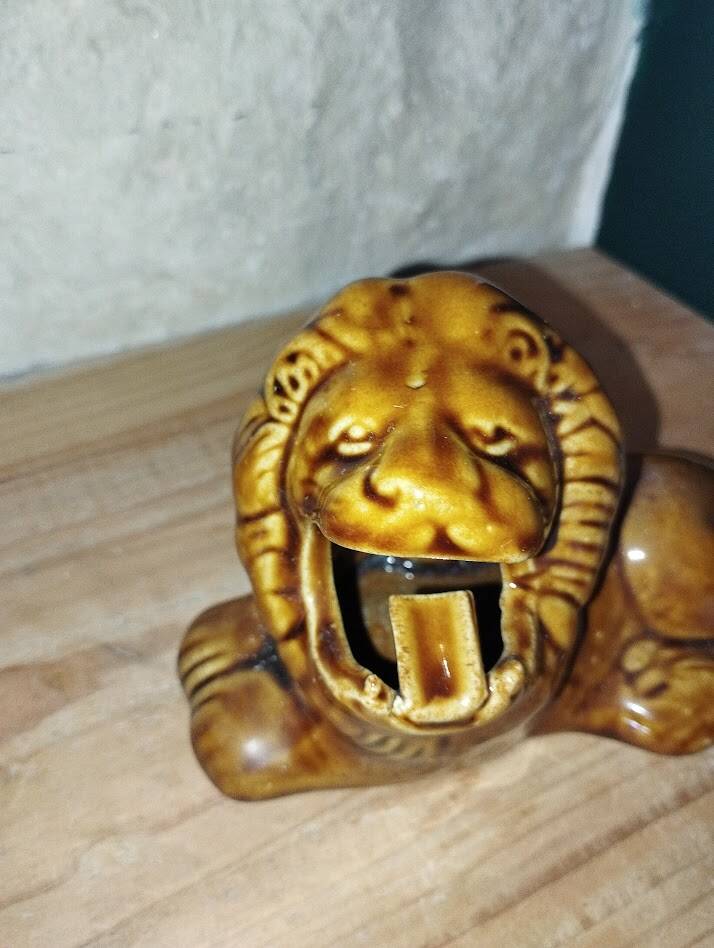 Ceramic lion – Vintage cigarette holder – 1950s–60s