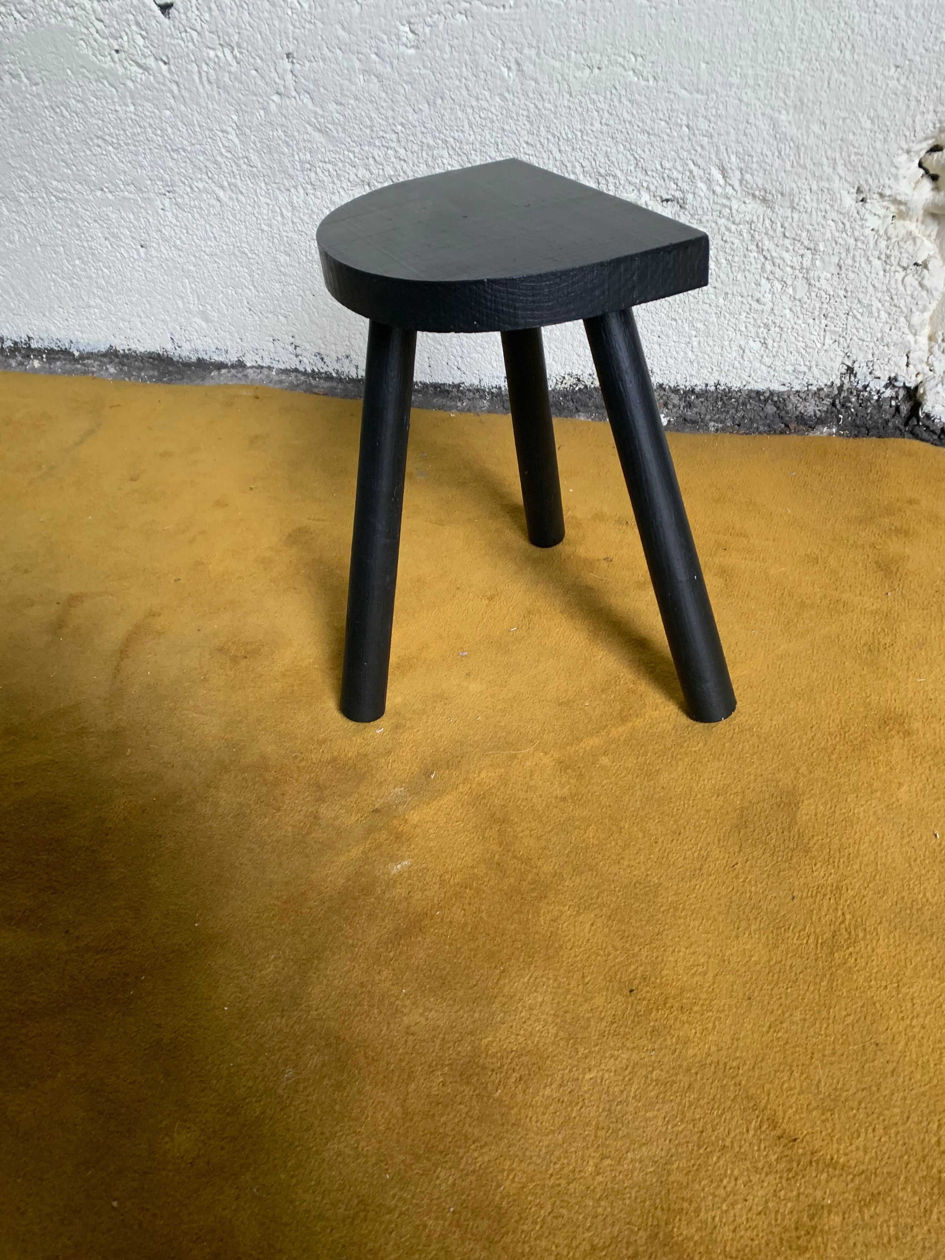 Tripod stool half-moon black
