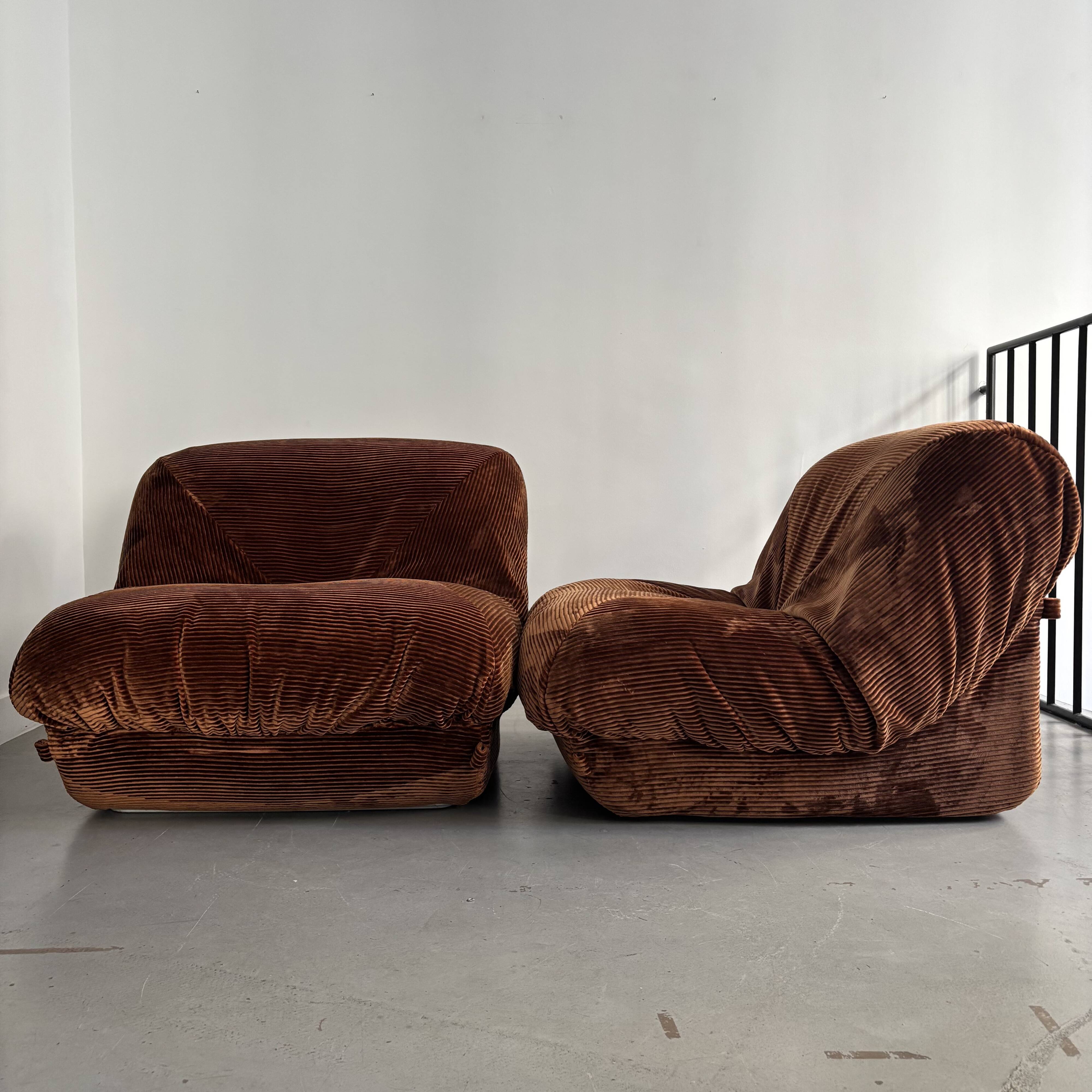 Paire de chauffeuses "patate" pour Airborne, années 70