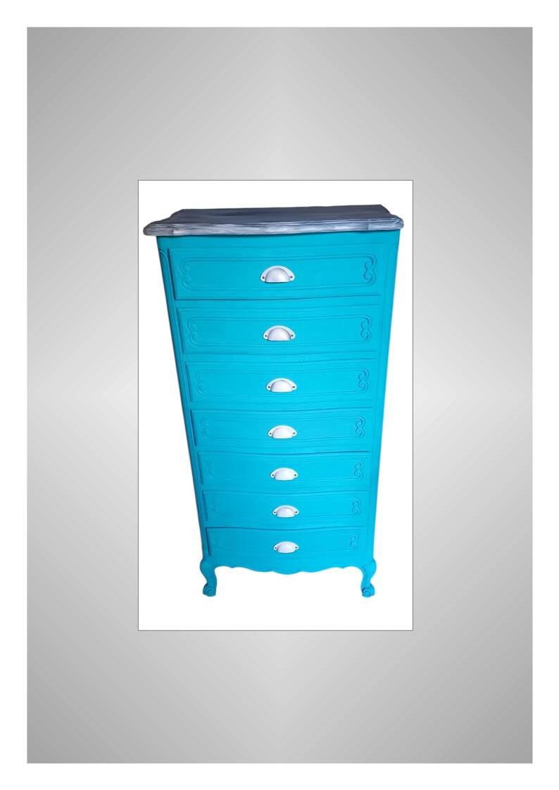 Antique chest of drawers