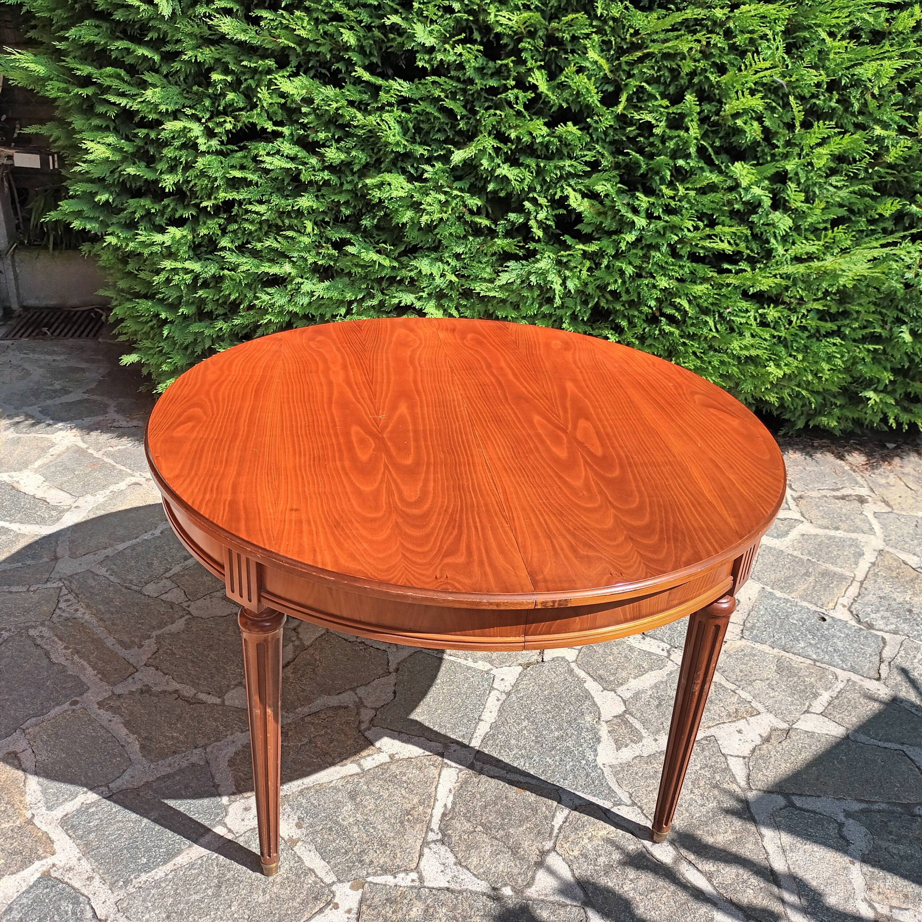Cherry wood Louis XVI table with 2 extensions.