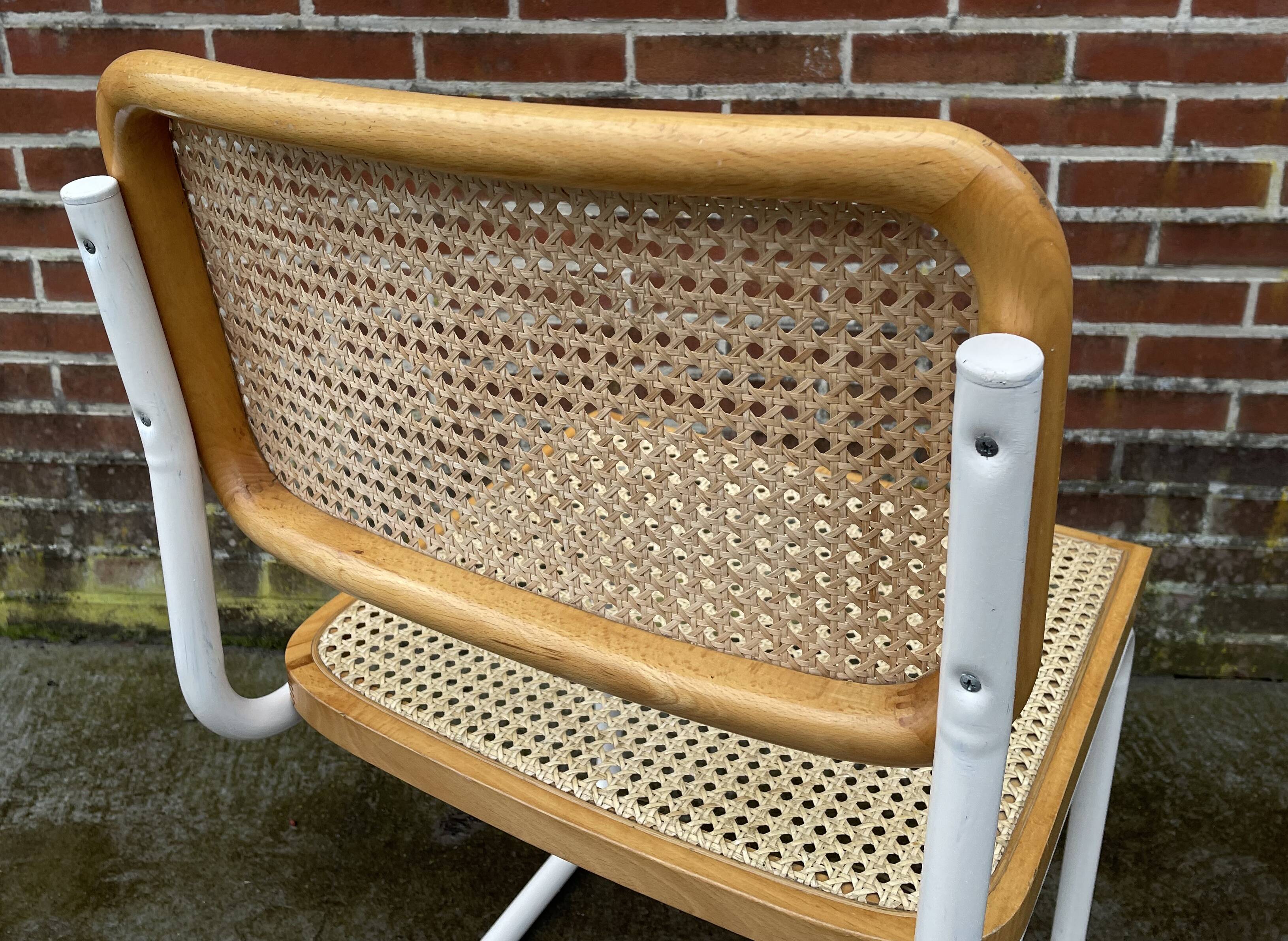 Chaise Cesca modèle b32 en blanc et bois par Marcel Breuer