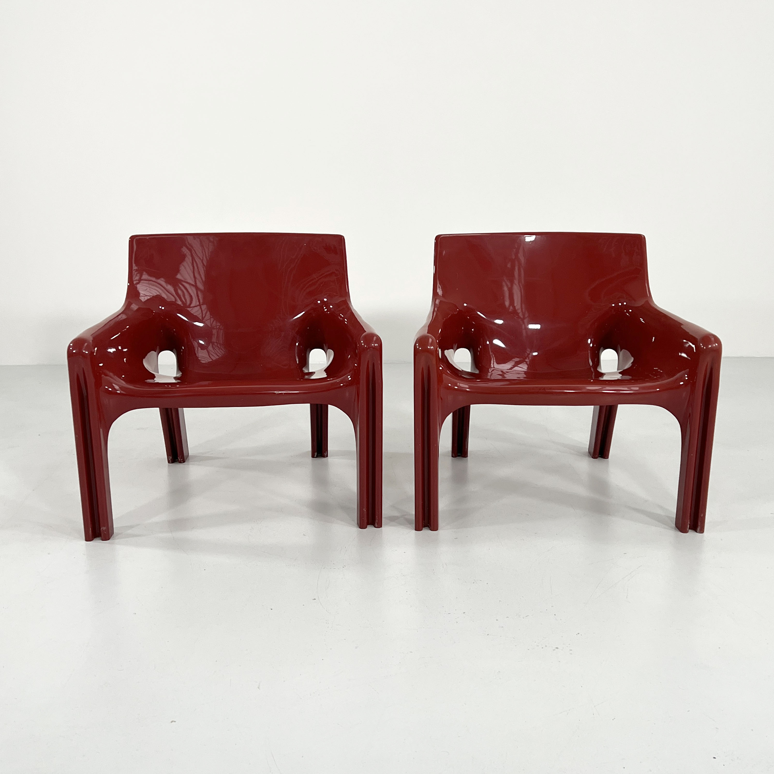 Pair of armchairs vicario bordeaux by Vico Magistretti for Artemide, 1970