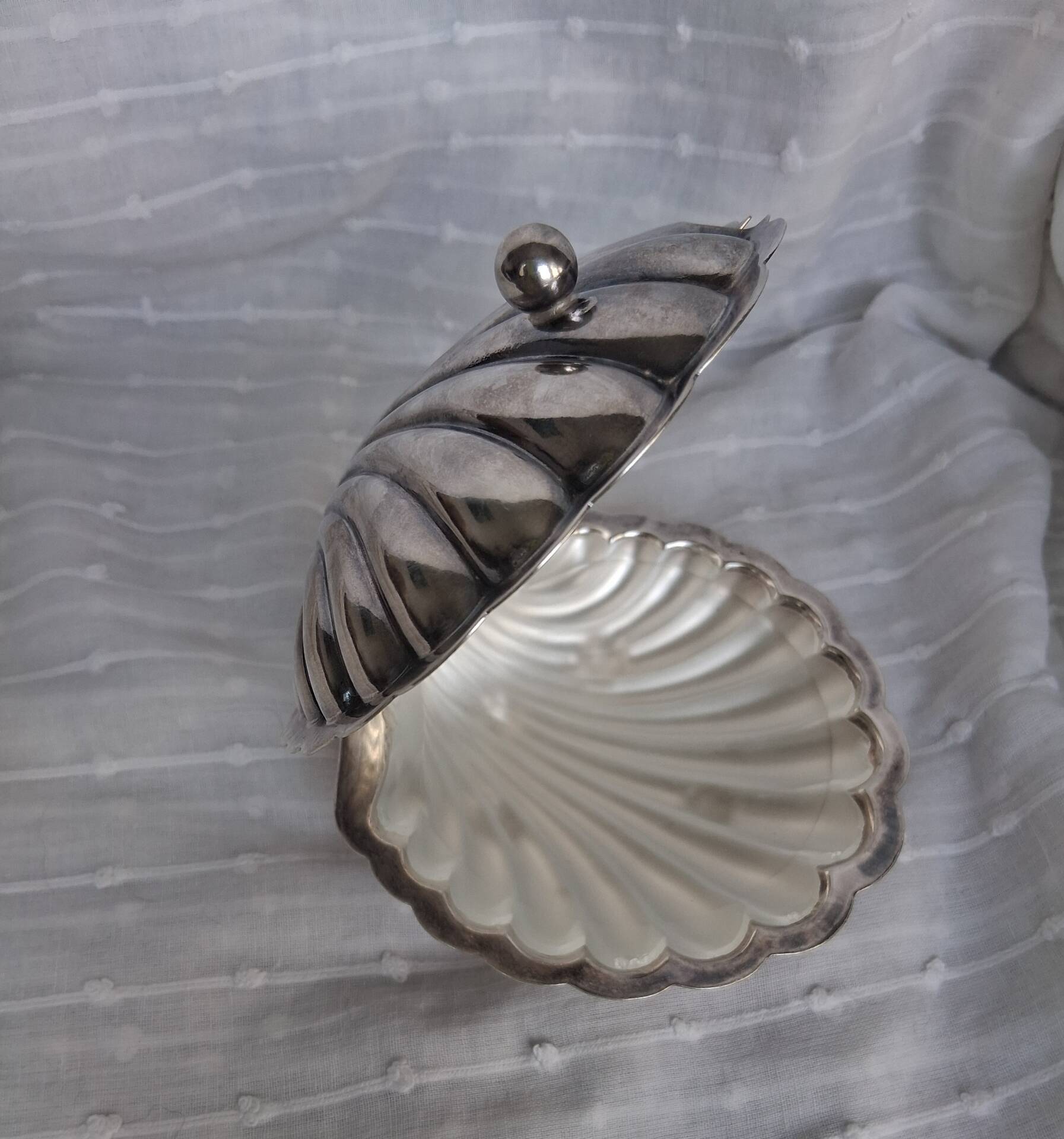 Old shell-shaped butter dish in silver-plated metal - trinket dish.