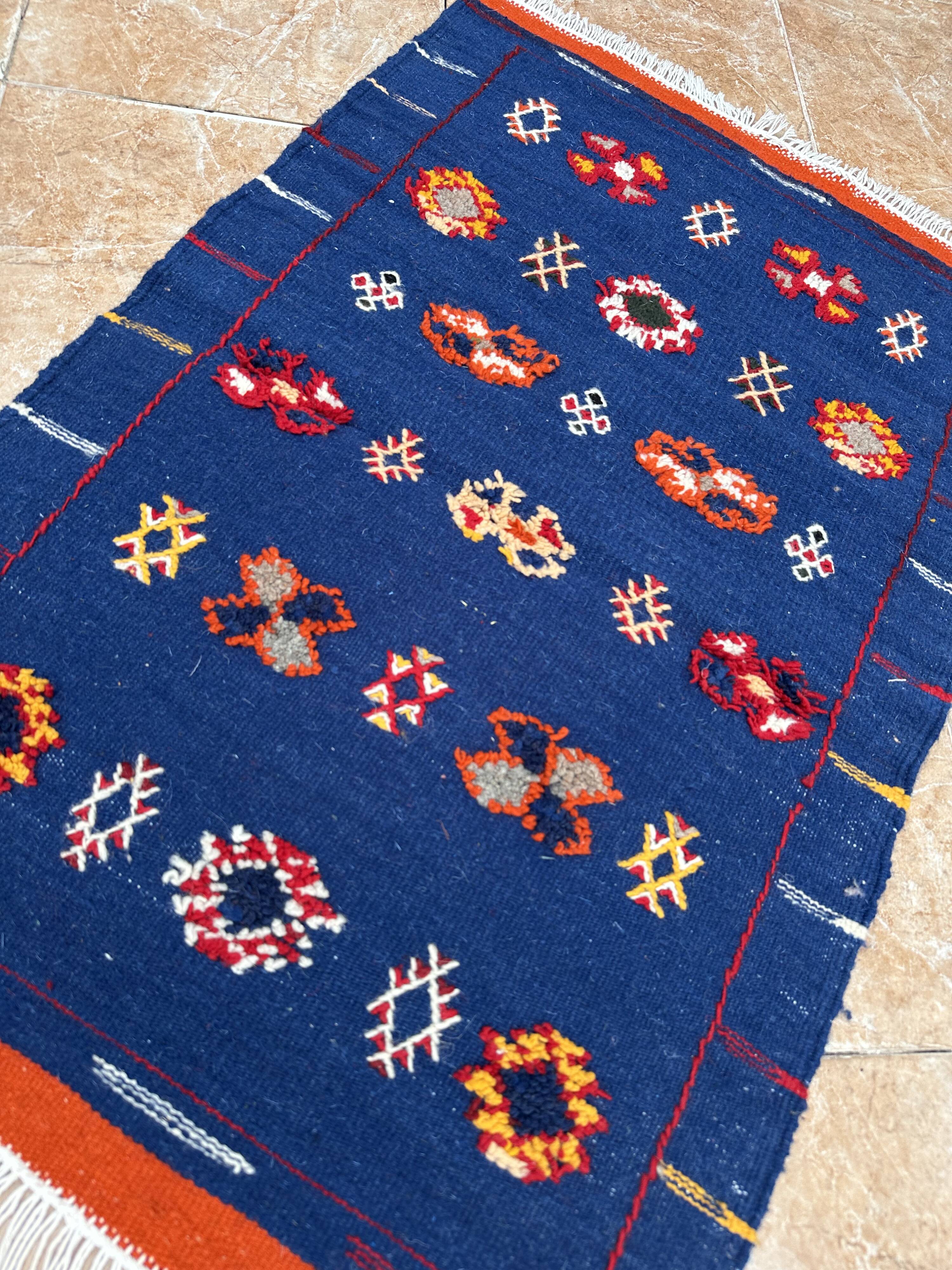 Moroccan Berber rug handwoven: small wool kilim