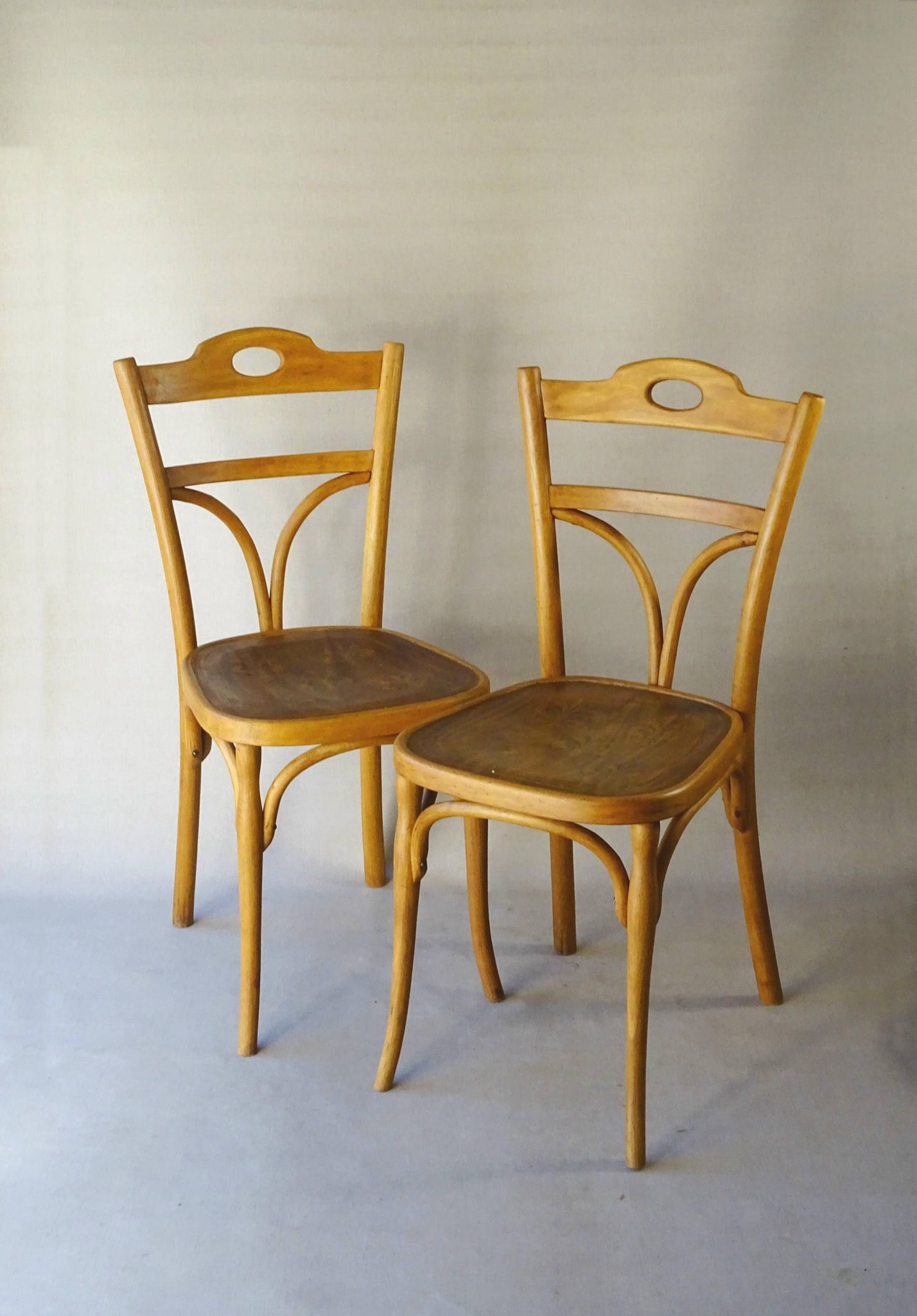 2 bistro chairs from 1905 by KOHN No. 187, wooden seats with 5 fleur-de-lis motifs