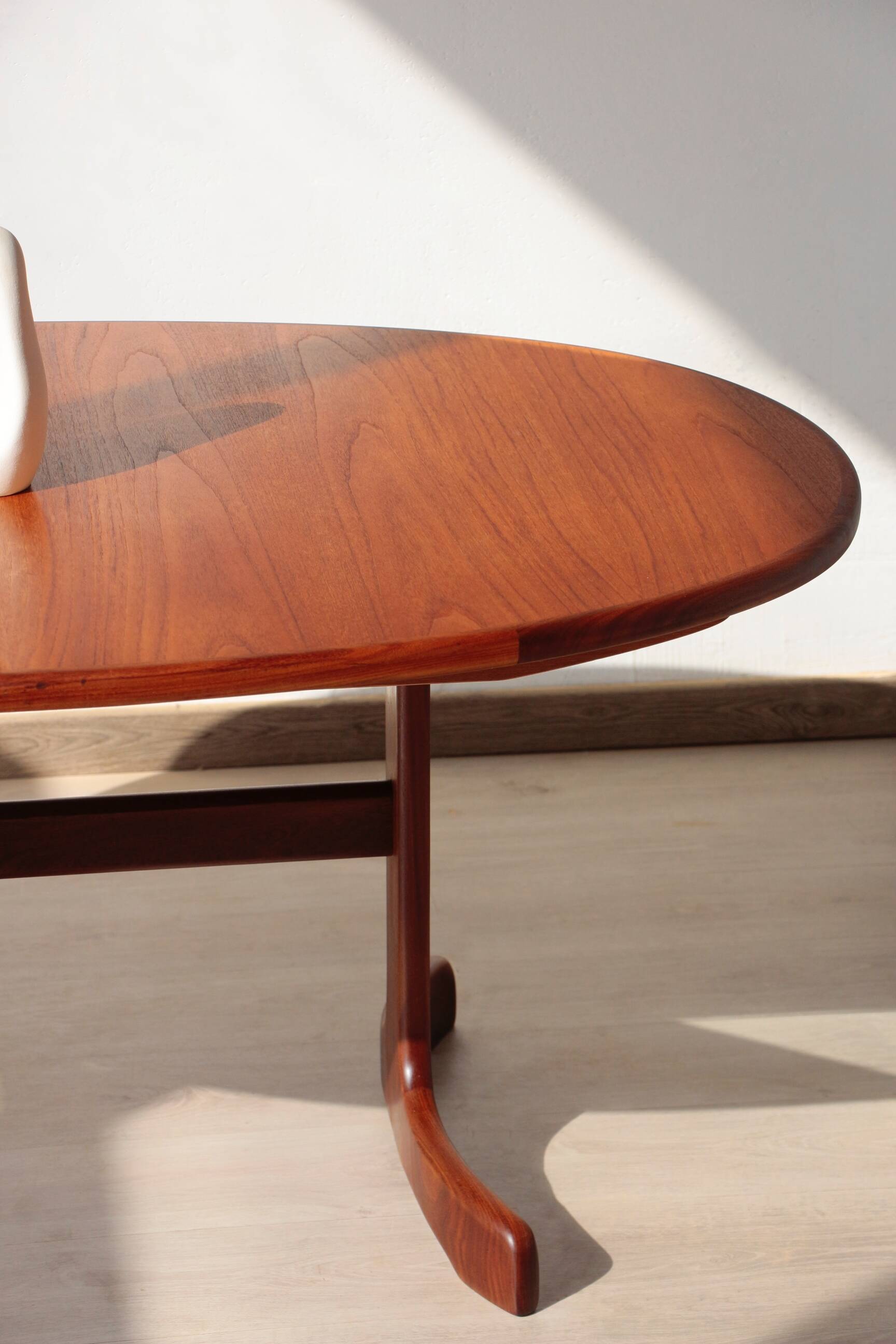 Oval dining table in teak – 6 to 8 people – Fresco model – G Plan