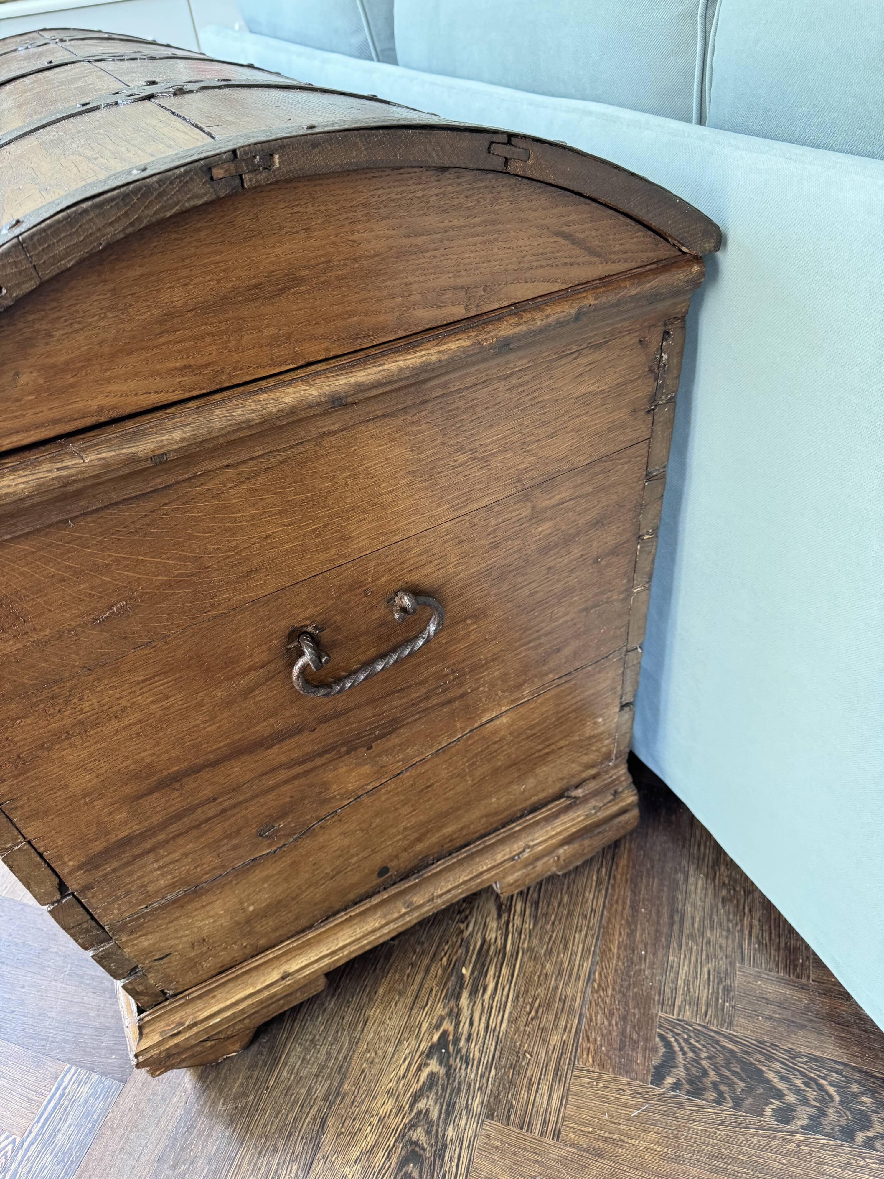 Grand coffre de rangement antique en chêne