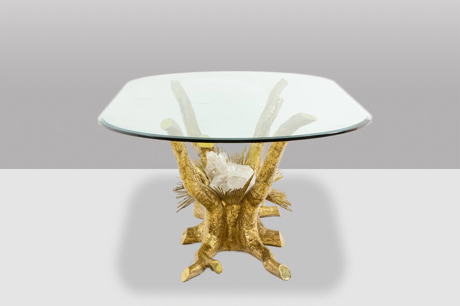 Pierre Duval Brasseur. Table de salle à manger en laiton doré. Vers 1970.