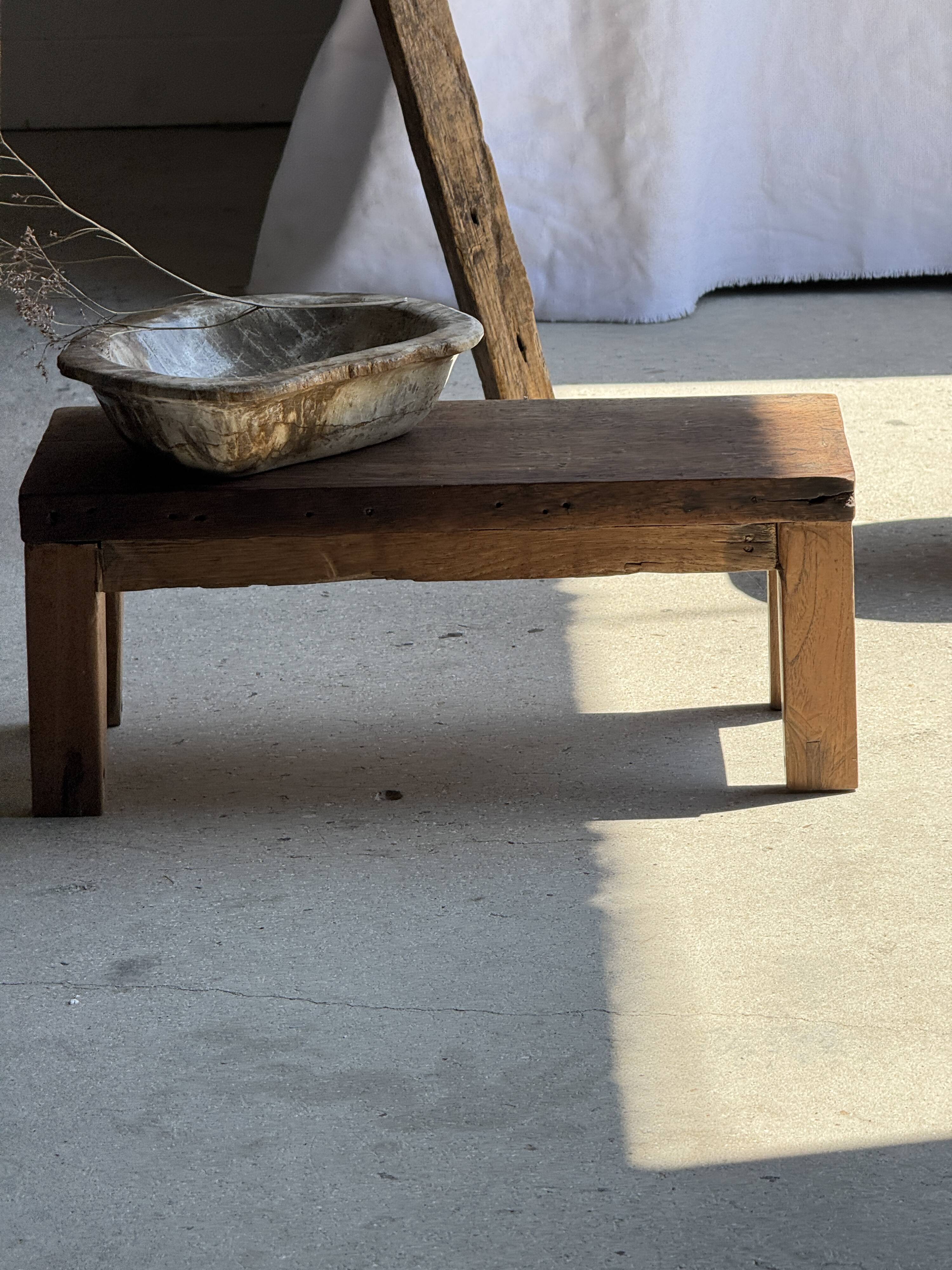 Petit banc en teck ancien rectangulaire quadripode d'Indonésie H20 L45