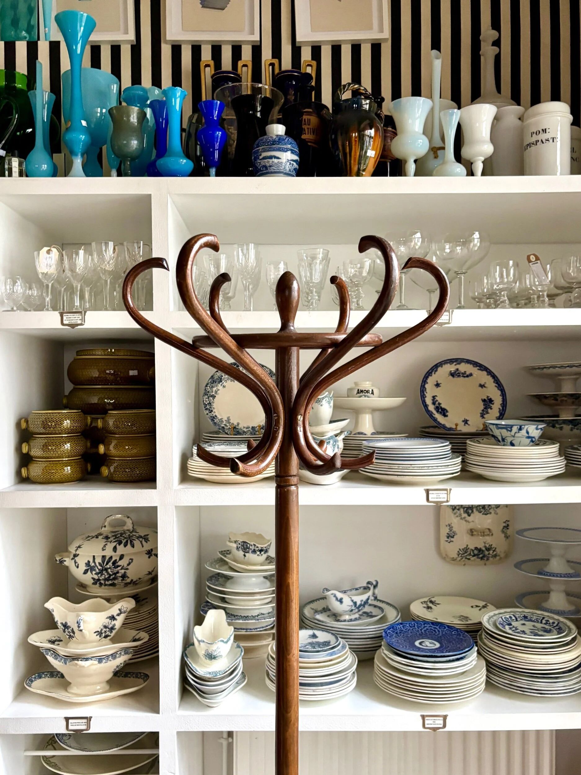 Dark curved beech coat rack with 6 hooks