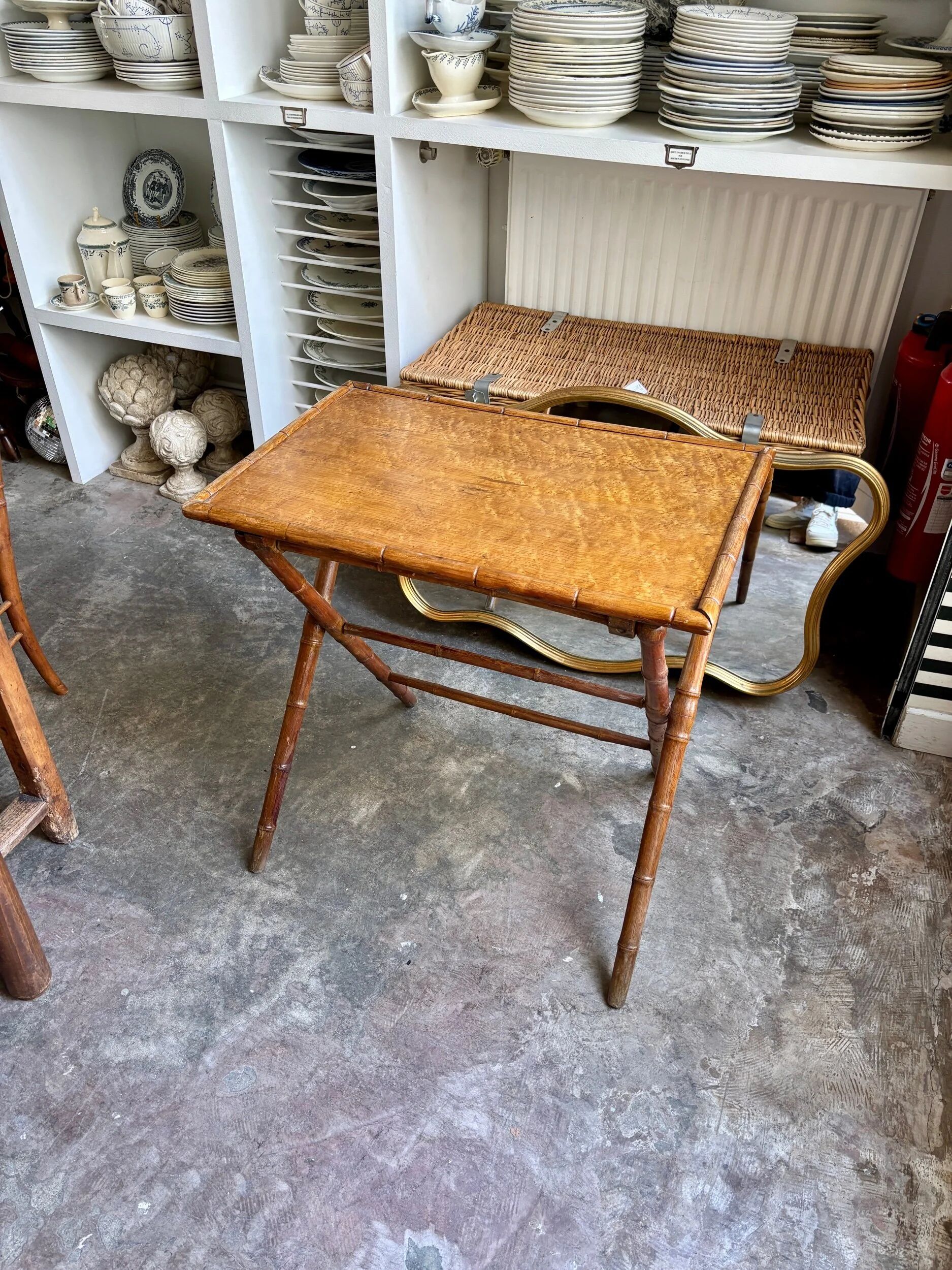 Table pliante en bois imitant le bambou
