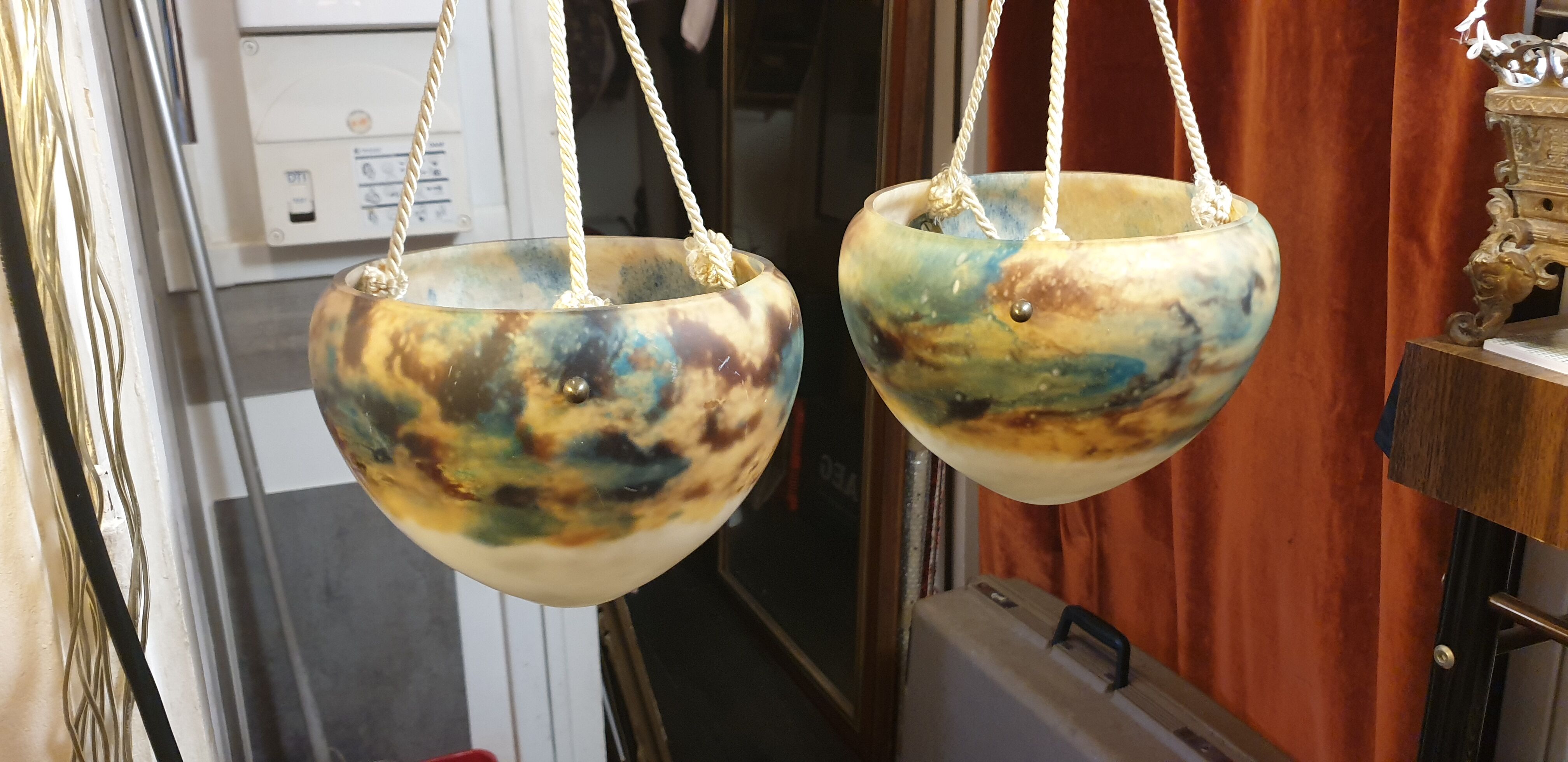 Pair of suspensions speckled glass paste